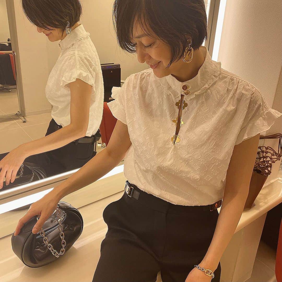 富岡佳子さんのインスタグラム写真 - (富岡佳子Instagram)「@louisvuitton のモノグラムは素敵ですね…スワイプしてみてくださいね！」8月2日 15時07分 - yoshikotomioka
