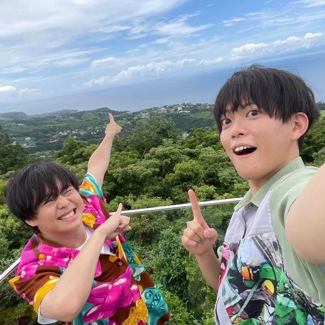 日本テレビ「ヒルナンデス！」さんのインスタグラム写真 - (日本テレビ「ヒルナンデス！」Instagram)「. 『伊豆は俺のもんだ✨ by有岡さん』 『これが本当のホライズ(伊豆)ン✨ by松丸さん』 のお写真届きましたー！😂  有岡さん、松丸さんの伊豆半島旅いかがでしたか？ CM中に話されていたんですが、この柄Tシャツ×ハーフパンツコーデ被りは完全にたまたまだそうです😂 どこまで仲良いんだ🤦🏻‍♀️  さて明日は、 ①USJを100倍楽しみたいンデス！後編 ②春日への挑戦状 ③旬の食材　町クッキング です！ お楽しみに！  #ヒルナンデス #滝菜月 #篠原光  (C)日本テレビ」8月2日 15時11分 - hirunandesu_ntv_official