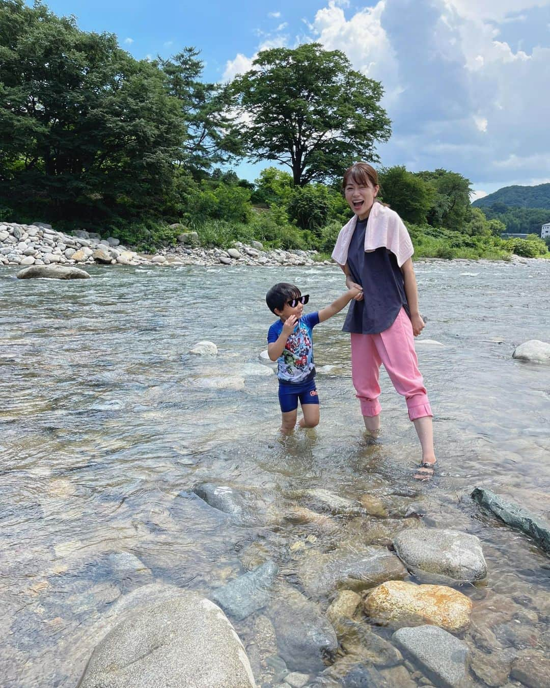 本田朋子さんのインスタグラム写真 - (本田朋子Instagram)「はじめての川遊び。 私も幼少時代、よく愛媛の川で遊んだなぁと思い出しました。 日差しは強かったけど、水が冷たくて気持ち良かったぁ！  #群馬 #太田 #3歳8ヶ月 #アベンジャーズ #お気に入りの水着 #本田朋子のweekly献立」8月2日 15時40分 - tomoko_honda_official_phonics