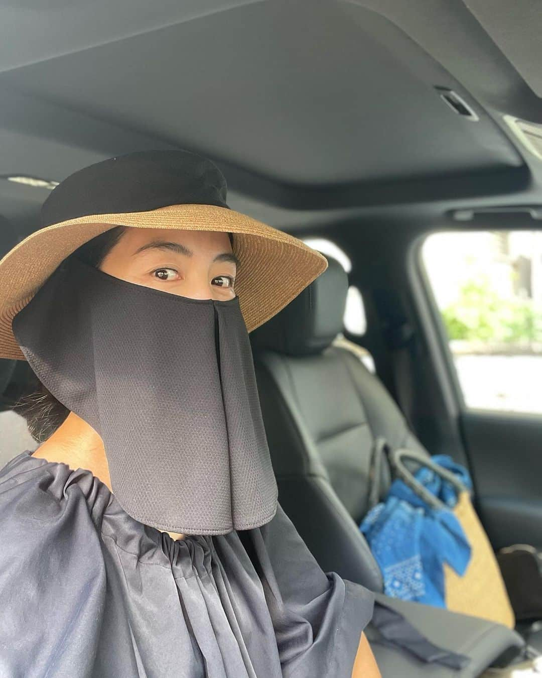 鈴木六夏さんのインスタグラム写真 - (鈴木六夏Instagram)「SUMMER HAT2022をご購入頂いた皆様へ、 業務連絡です😊  付属のネックガードはこのように前側にして顔を紫外線からガッチリガード！して頂く使い方もおススメです✨  運転中、長時間のスポーツ観戦、外遊び。 以前とは比較にならないほどの尋常じゃない紫外線の降り注ぎを感じる昨今ですから..!!! 美白、ということだけでなく 紫外線はやっぱり全ての肌トラブルの80%以上をも占めると言われていますからね！  付属のファンデーションテープの両端には マジックテープがついていますので  3枚目　おでこ側に使用しても良し 4枚目　後頭部側に貼ってその上にネックガード(顔側)装着しても良し 5枚目　後頭部側に貼ってその上にネックガード(後ろ首側)装着しても良し  様々な使い方をしていただけます！  UV機能性帽子は ツバが広い分、視界が悪くなったり 素敵。。とは言えなかったり。  SUMMER HAT2022はその両方も兼ね備えた逸品になっているのではないかと自負しております！」8月2日 16時52分 - rikuka.62