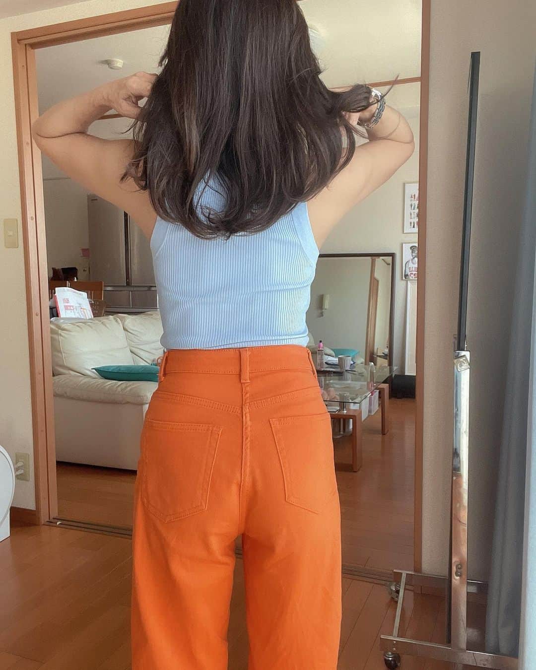 Naoko（なおこ）さんのインスタグラム写真 - (Naoko（なおこ）Instagram)「❤️‍🔥 ❤️‍🔥 ❤️‍🔥髪が 伸びました。  髪を厚めにしたいので しばらく 切らないし、 すいたりしません。  だから。  死ぬほど暑いのです。　 特に後頭部の下あたり。  うねって量もあるので 熱がこもってこもって。 おそらく 生卵を入れておいたら 🐣 こうなります。 ピヨ  この猛暑を 乗り越えて 髪を伸ばせるのか どうか、、、  なおこ 目標だらけの 暑い夏、、、  青春💓  #髪伸ばし中  #ootd#fashion#style#筋トレ女子 #熊本筋トレ#Fitnesswear#フィットネス#Fitness#フィットネスウェア#筋トレ女子と繋がりたい #減量 #くびれ#美ボディ #アラフィフ#なおこ語録#アラフィフコーデ#筋トレ日記 #ボディメイク #50代#50代筋トレ#熊本#kumamoto #Trainingmotivation #Bodybuilding#Muscletraining #fitnessmodel#training#gymgirl#Housemusic」8月2日 17時16分 - smile_naohibi