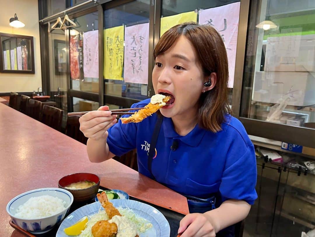 篠原梨菜さんのインスタグラム写真 - (篠原梨菜Instagram)「#朝5時の美味time 東京・大田市場 三洋食堂へ！ 創業から70年以上。毎朝5時開店です。お腹いっぱい食べられる定食が人気！　その日の朝に仕入れた新鮮な食材を使っています。 大エビフライと帆立の貝柱のフライ定食を🍤 サクサクぷりぷりのエビフライは自家製タルタルとよく合います。帆立フライは内側がレア！ 刺身の新鮮さと衣の香ばしさを同時に楽しめます😋大満足のボリューム！ #早朝グルメ #thetime_tbs #大田市場 #三洋食堂 #エビフライ #帆立フライ #老舗  #tbs」8月2日 17時40分 - shinorinatbs