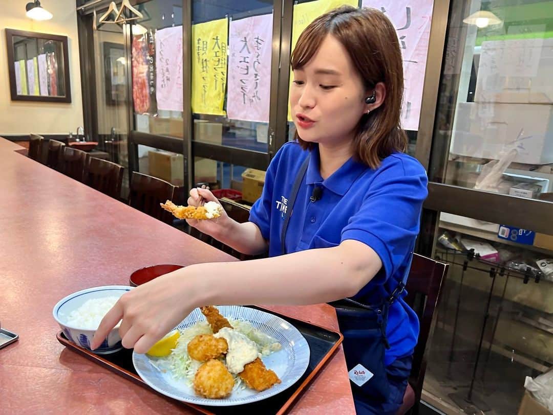 篠原梨菜さんのインスタグラム写真 - (篠原梨菜Instagram)「#朝5時の美味time 東京・大田市場 三洋食堂へ！ 創業から70年以上。毎朝5時開店です。お腹いっぱい食べられる定食が人気！　その日の朝に仕入れた新鮮な食材を使っています。 大エビフライと帆立の貝柱のフライ定食を🍤 サクサクぷりぷりのエビフライは自家製タルタルとよく合います。帆立フライは内側がレア！ 刺身の新鮮さと衣の香ばしさを同時に楽しめます😋大満足のボリューム！ #早朝グルメ #thetime_tbs #大田市場 #三洋食堂 #エビフライ #帆立フライ #老舗  #tbs」8月2日 17時40分 - shinorinatbs