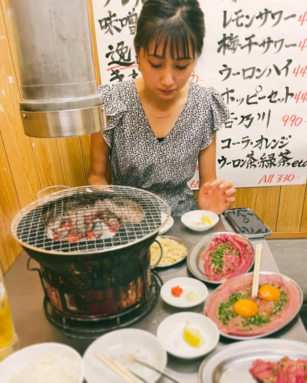 近藤夏子さんのインスタグラム写真 - (近藤夏子Instagram)「.   もぐもぐ真剣。 朝から夜までいっっっぱい食べてます！ いつもなにか食べてます！！ アイスは毎日欠かさず食べてます！！！ 　  さてお知らせです！ 明日のTBSラジオ「たまむすび」に 赤江さんのピンチヒッターとして出演させて頂きます！ ぴえええ！緊張します！でも楽しみです！！ 宜しくお願いします！ 水曜日は博多大吉さんと✨ 13:00〜15:30 ぜひお聴きくださいっっ🧡 　  .」8月2日 17時58分 - kondokako0804