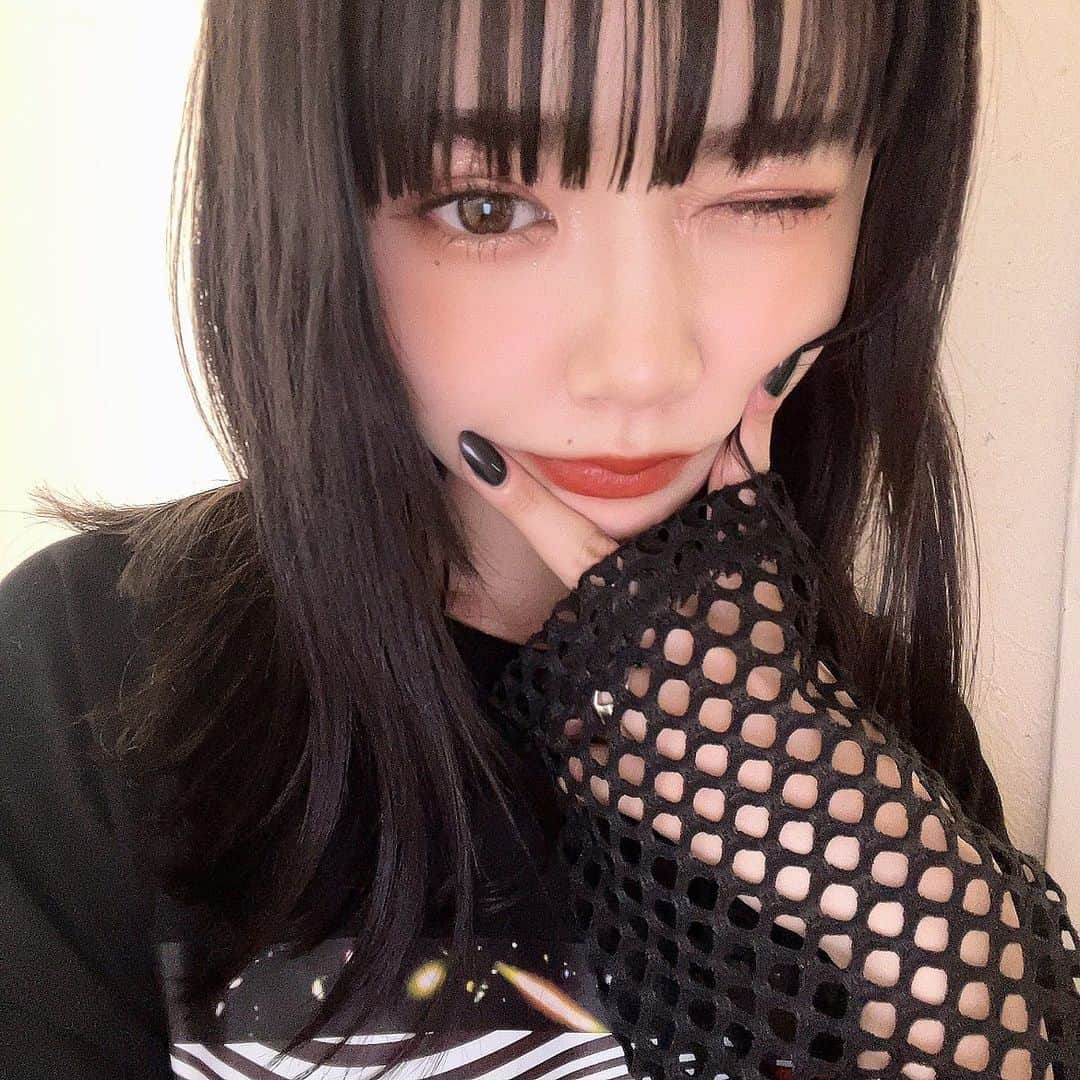 高梨優佳さんのインスタグラム写真 - (高梨優佳Instagram)「大きめのTシャツ🏴🖤🐺🕶！ 袖メッシュでTシャツの裾は シースルーになってて可愛いんだ～ 今度全身撮る( ◜︎࿀◝︎ )♡  かわいい。暑いけど」8月2日 18時04分 - yukaaa0721xx