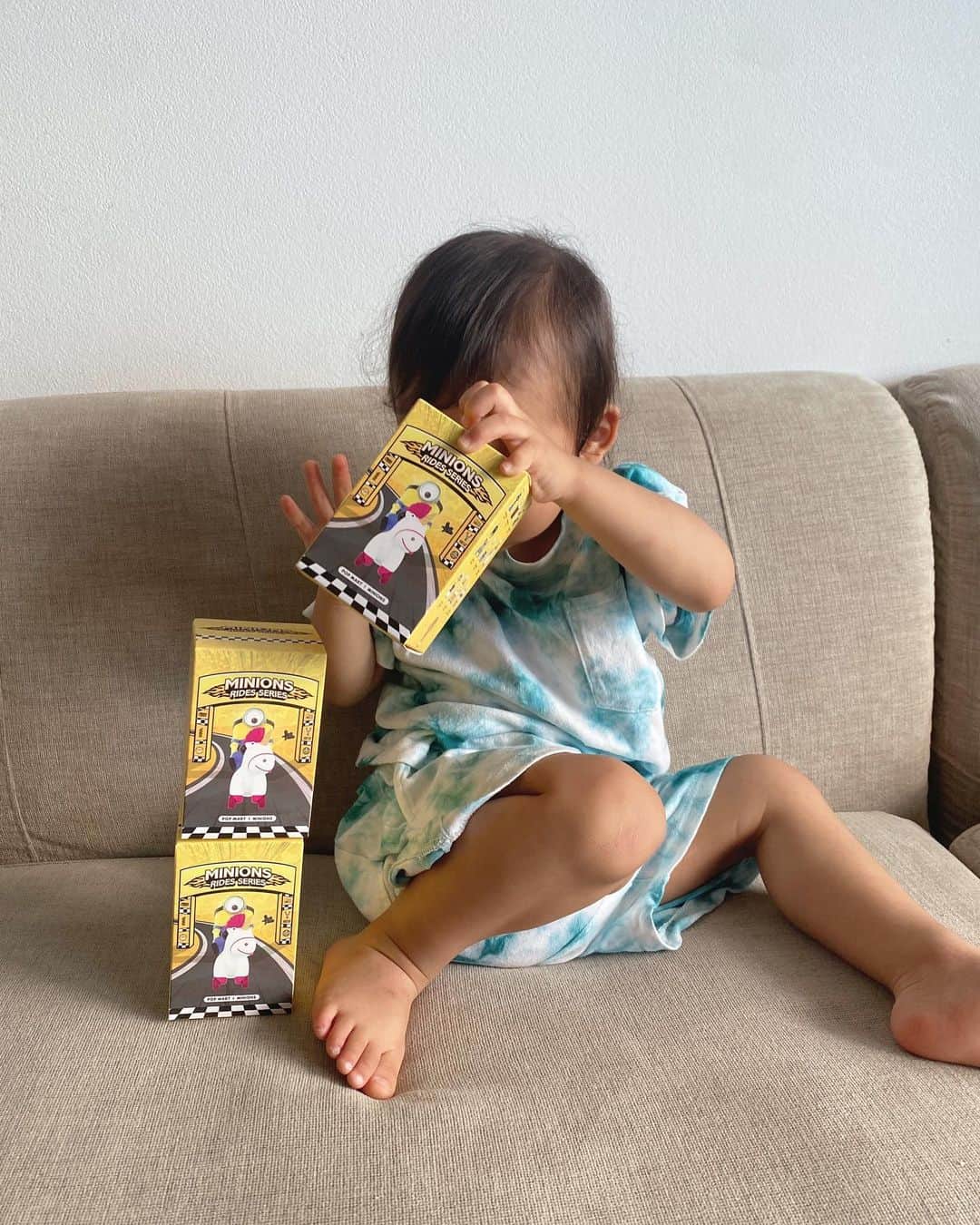 一ノ瀬恋さんのインスタグラム写真 - (一ノ瀬恋Instagram)「@popmartjapan 🌻💛🐱🐥🌼  SNSで話題のアートトイ『POP MART』 のフィギュアです❤️ 届いた瞬間から息子も大興奮🥺⤴️✨ 最近ミニオンも好きだから箱を開けてまた大興奮w  中身がわからないブラインドボックス仕様になっててどのデザインが出るかドキドキ、、❤️  ちなみに種類は ノーマル12種類➕シークレット1種です💛  気に入ったみたいでずっとボブボブ言ってる🤣👏💕  PR @popmartjapan #popmart #ポップマート #アートトイ #ガチャガチャ #フィギュア #ミニオンズ」8月2日 18時09分 - mayu19900323