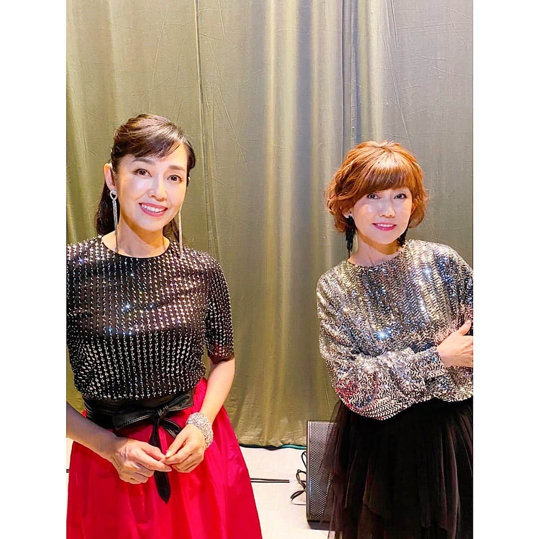 松本伊代さんのインスタグラム写真 - (松本伊代Instagram)「先週末の  宮崎県 小林市 門川町 のコンサート。  とっても暖かい皆さん。 声が出せない応援嬉しかったです。  この時期 私達に会いにきてくれることを 選択してくれて 本当にありがとうございました。  優ちゃんと 楽しく 歌って踊って 皆さんから逆に元気をもらっちゃいました。  皆さんも 元気になってくれてたら 嬉しい。  今度は博子ちゃんと3人で！また行きたいです！！  そして 宮崎のライチ 甘くて美味しい！ 地鶏も！ ホテルの部屋で 宮崎の美味しい食事も堪能しました！！  #キューティー☆モリモリ #宝くじ買ってみよう！ #宮崎ライチ #美味しくてお取り寄せしちゃった #汗で前髪がべっとり💦 #早見優 #森口博子 #松本伊代 #iyomatsumoto」8月2日 18時11分 - iyo14_official
