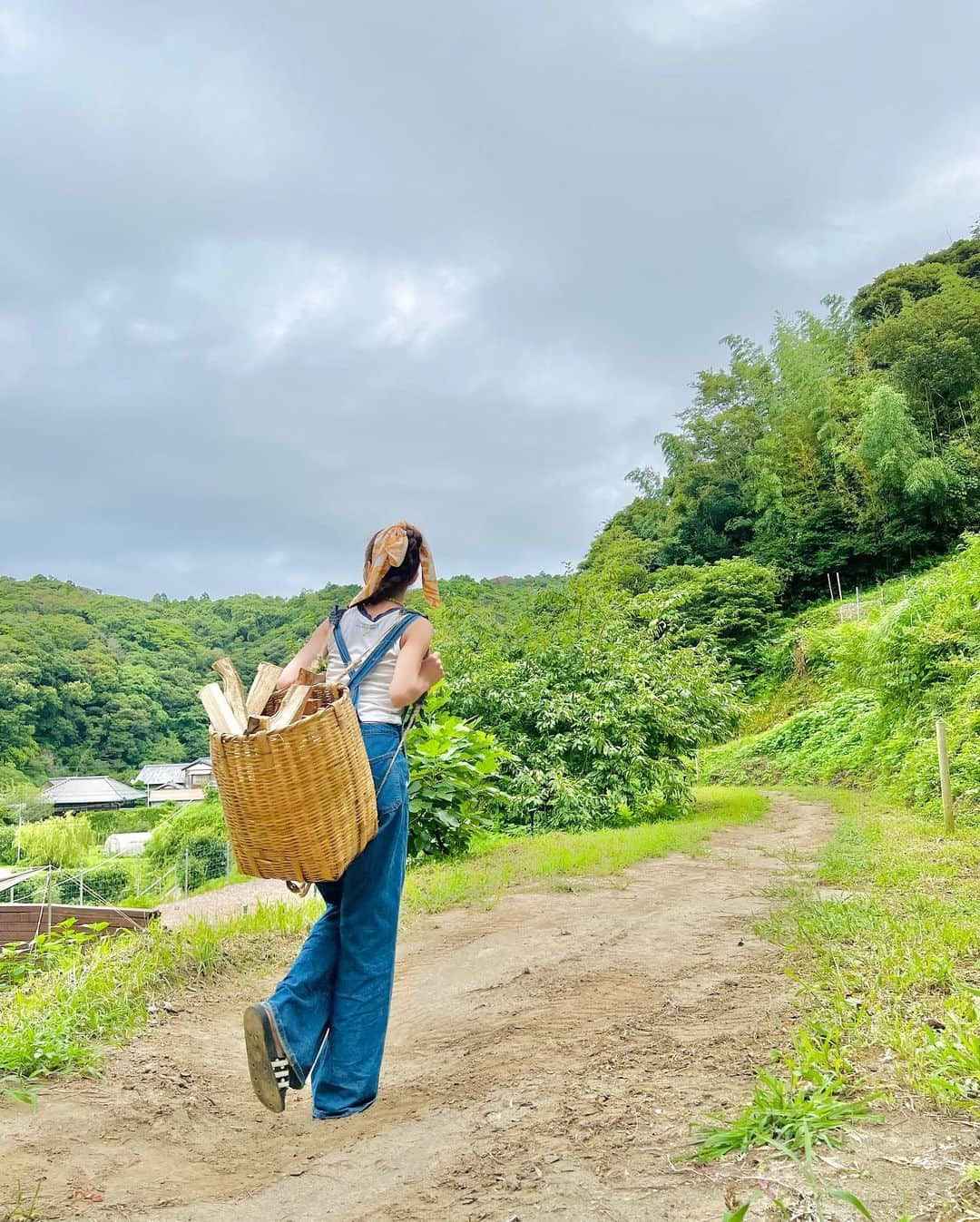 武田静加さんのインスタグラム写真 - (武田静加Instagram)「⁡ ⁡ ⁡ ⁡ ⁡ 初めての真夏キャンプ⛺️☀️ ⁡ ⁡ ⁡ ⁡ ⁡ ⁡ 数えきれない写真と思い出を できる限り少なくしつつ 「ギア何使ってますか？」 と、質問を頂く事が増えたので LINE BLOG にまとめました。 ⁡ ⁡ ⁡ Out Tail Dog Camp TATEYAMA(91枚写真まとめ) ↑ こちら検索して頂くと見て頂く事が出来ます。 ハイライト(camp blog)にも 残してあるので気になった方は是非。 ⁡ ⁡  ＿＿＿＿＿＿＿＿＿＿＿＿＿＿＿＿＿＿＿＿  ⁡ 【ドッグフリーサイト巡り】 ① フォレスターズビレッジコビット(山梨) ②ワンコが主役(栃木) ③ウエストリバーオートキャンプ場(山梨) ④尚仁沢アウトドアフィールド(栃木) ⑤つくば犬達の森ドッグランキャンプ場(茨城) ⑥camp and cabins(栃木) ⑦ 富津金谷オートキャンプヒルズ(千葉) ⑧小田急山中湖フォレストコテージ(山梨) ⑨ Out Tail Dog Camp TATEYAMA(千葉) ︎＿＿＿＿＿＿＿＿＿＿＿＿＿＿＿＿＿＿＿＿  ⁡ ⁡ ⁡ ⁡」8月2日 18時27分 - takedashizuka0517