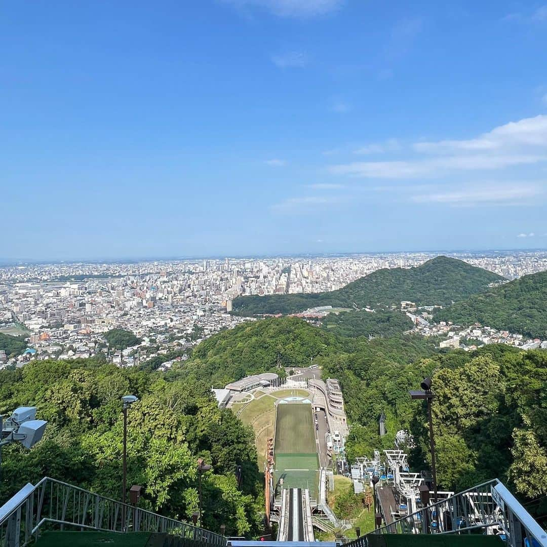 ちとせよしのさんのインスタグラム写真 - (ちとせよしのInstagram)「観光地詰め合わせ◡̈  モフモフの生物かわいい〜♡ と言いつつもジンギスカンはしっかり食べた私です🐑笑  一緒に行った気分になってくれたら嬉しい☺️✌🏻 ファンクラブツアーをやるのが夢です！✨  #北海道 #北海道旅行 #北海道観光」8月2日 18時27分 - chitose_yoshino