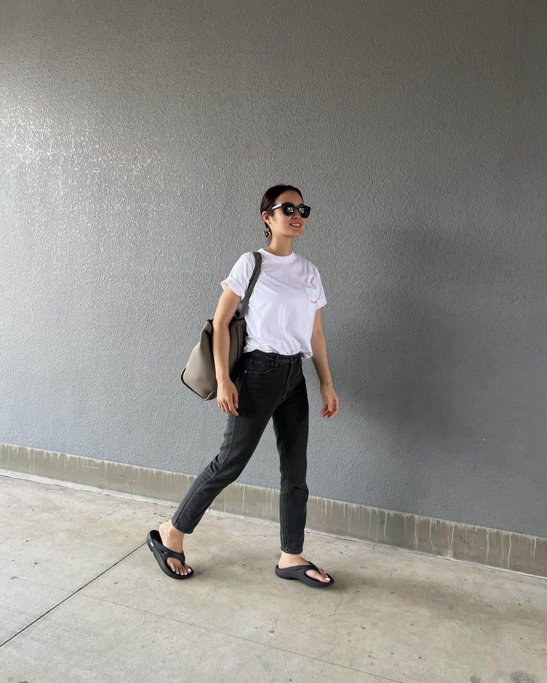 丸山クルミさんのインスタグラム写真 - (丸山クルミInstagram)「basic outfit☀️ デニムとTシャツは @limtokyo_official 🤍 見た目しっかりデニムだけどスウェット感覚で着られるぐらい実はストレッチが効いてるデニム✨動きやすくて最高🙌🏻 #limtokyo#今日のコーデ#夏コーデ#今日の服#デニムコーデ#ブラックデニム#ママコーデ#ママコーディネート#男の子ママ#ママファッション#Tシャツ#白Tシャツ#ロゴT#カジュアルコーデ」8月2日 19時02分 - hiuianela