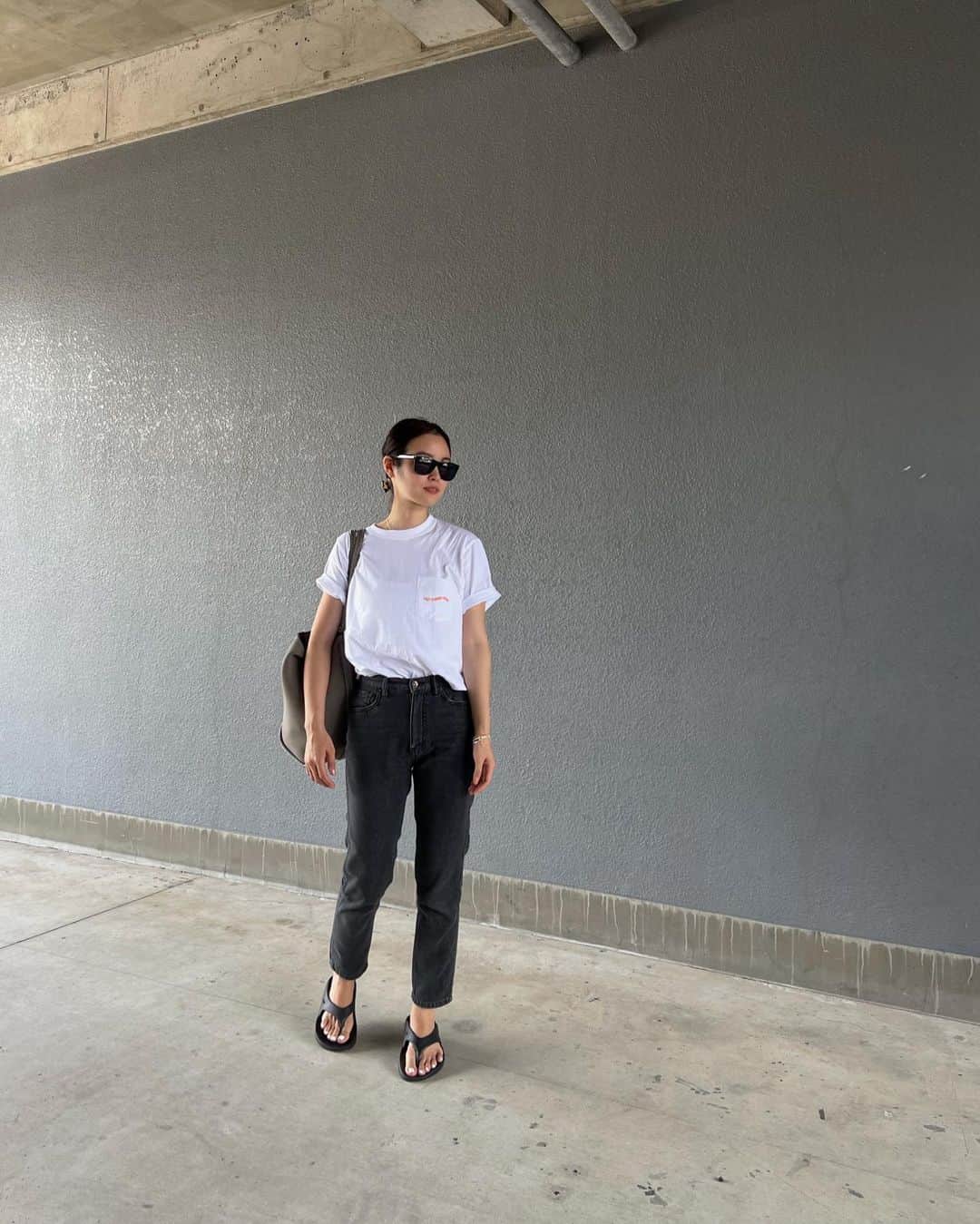 丸山クルミさんのインスタグラム写真 - (丸山クルミInstagram)「basic outfit☀️ デニムとTシャツは @limtokyo_official 🤍 見た目しっかりデニムだけどスウェット感覚で着られるぐらい実はストレッチが効いてるデニム✨動きやすくて最高🙌🏻 #limtokyo#今日のコーデ#夏コーデ#今日の服#デニムコーデ#ブラックデニム#ママコーデ#ママコーディネート#男の子ママ#ママファッション#Tシャツ#白Tシャツ#ロゴT#カジュアルコーデ」8月2日 19時02分 - hiuianela
