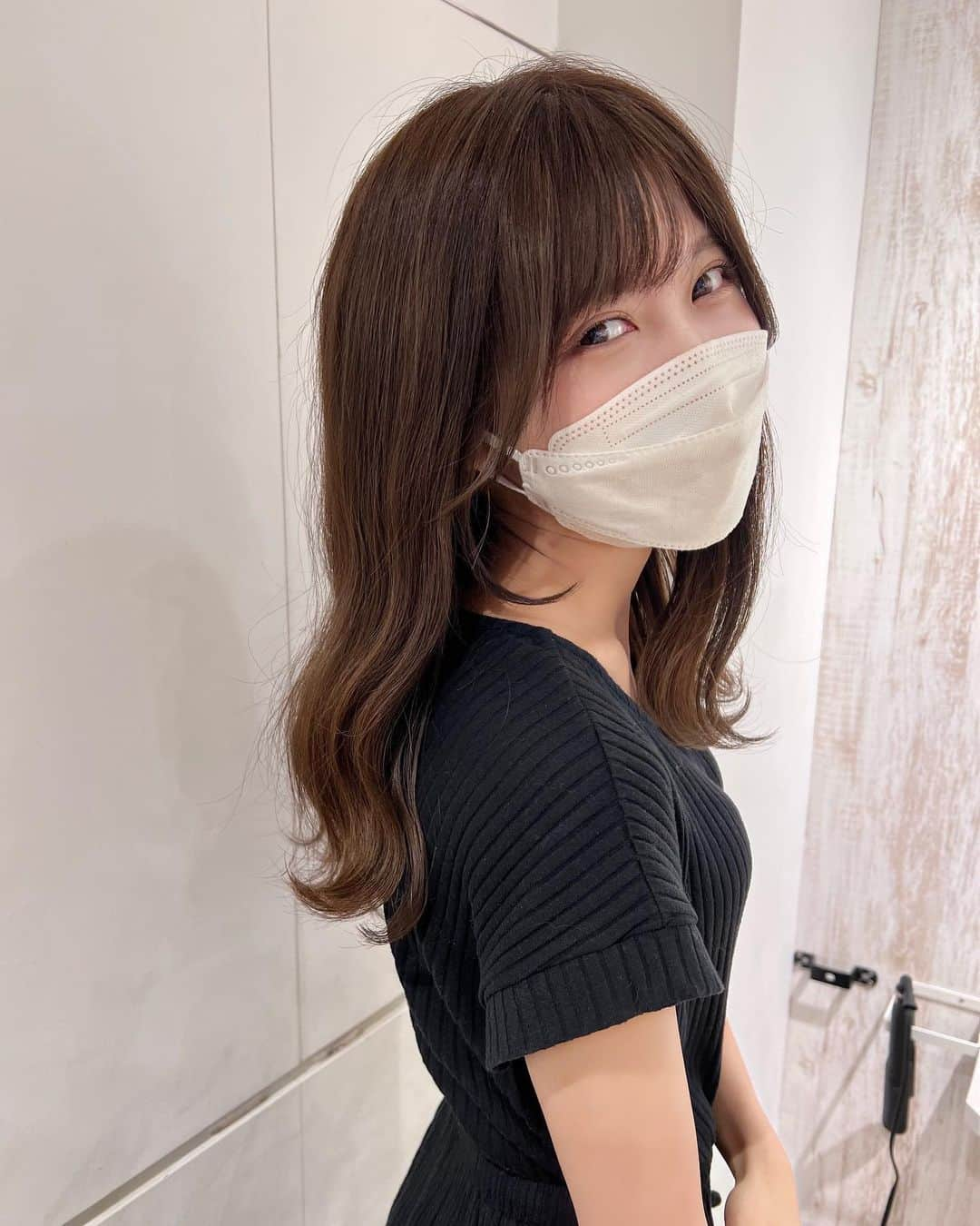 猫田あしゅさんのインスタグラム写真 - (猫田あしゅInstagram)「New hair ❤︎ . TOKIOトリートメントとヘアカラーとカットして頂きました！ 髪色の透け感可愛い…！ iPhone純正カメラなのに盛れてる…！ . 写真撮ってもらうのなんだか恥ずかしくてマスク無しは大丈夫ですって断っちゃったけど、髪の毛可愛いし撮るの上手だしやっぱり撮って貰えば良かったと後悔してる…🥹」8月2日 19時05分 - nekota_ashu