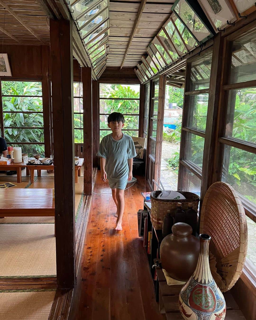 春名亜美さんのインスタグラム写真 - (春名亜美Instagram)「沖縄に来ています🌺  素敵な素敵な場所だったー🥺 重要文化財に指定された琉球古民家の沖縄そば屋さん @shimujo   我が家はソーキそば好きで、色々食べに行った中でも、ここの「本ソーキそば」と「じまみ豆腐」はほんっとに美味しかった🫢 滞在中またおかわりしに来たい🤭 ・ #ワンピース @aluna.jp.official  #ヒョウ柄bag @daiso_official  #サンダル @hermes  ・ ・ ・ #沖縄 #okinawa  #沖縄そば #ソーキそば #家族旅行 #国内家族旅行 #沖縄子連れ旅 #しむじょう #ll_旅記録 #子連れ旅行 #夏休み #daiso #HERMES」8月2日 19時22分 - amiharunaami