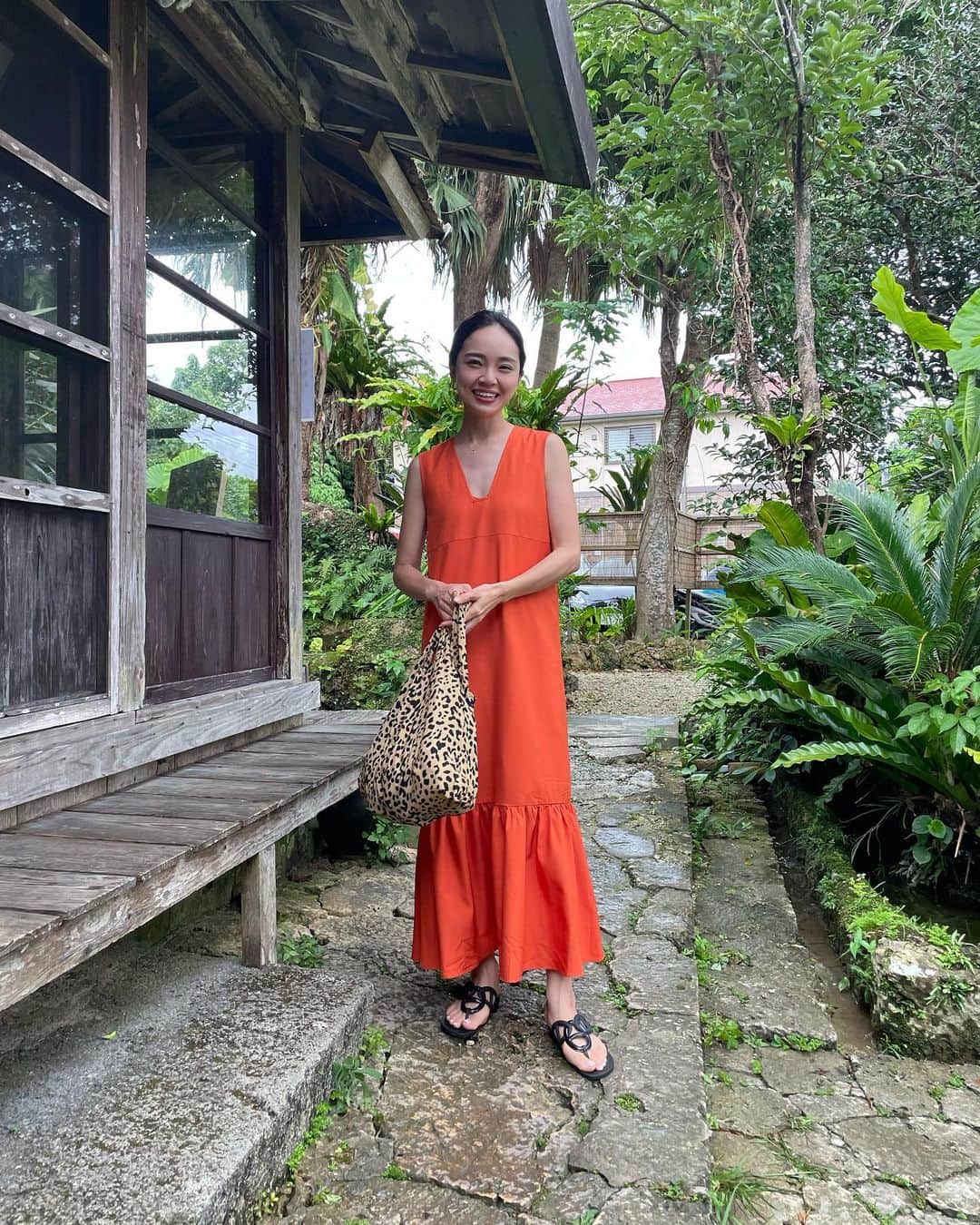 春名亜美さんのインスタグラム写真 - (春名亜美Instagram)「沖縄に来ています🌺  素敵な素敵な場所だったー🥺 重要文化財に指定された琉球古民家の沖縄そば屋さん @shimujo   我が家はソーキそば好きで、色々食べに行った中でも、ここの「本ソーキそば」と「じまみ豆腐」はほんっとに美味しかった🫢 滞在中またおかわりしに来たい🤭 ・ #ワンピース @aluna.jp.official  #ヒョウ柄bag @daiso_official  #サンダル @hermes  ・ ・ ・ #沖縄 #okinawa  #沖縄そば #ソーキそば #家族旅行 #国内家族旅行 #沖縄子連れ旅 #しむじょう #ll_旅記録 #子連れ旅行 #夏休み #daiso #HERMES」8月2日 19時22分 - amiharunaami