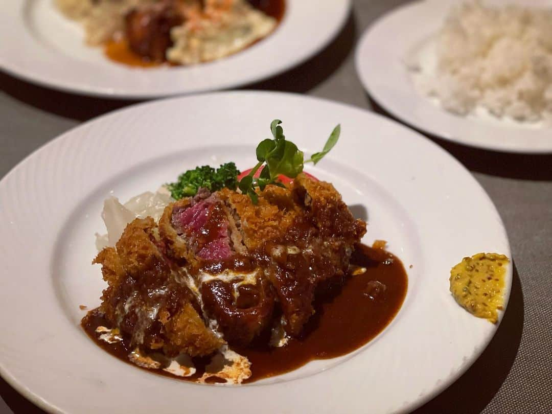 小川ひとみさんのインスタグラム写真 - (小川ひとみInstagram)「Dinner🤤 @quattro_motomachi_honten  ビフカツにチキン南蛮🍗 ご馳走様でした❤️ 食後のプリンも必ず食べるよ🍮😮‍💨❤️ #dinner #クアトロ元町 #洋食」8月2日 20時10分 - hitomy220