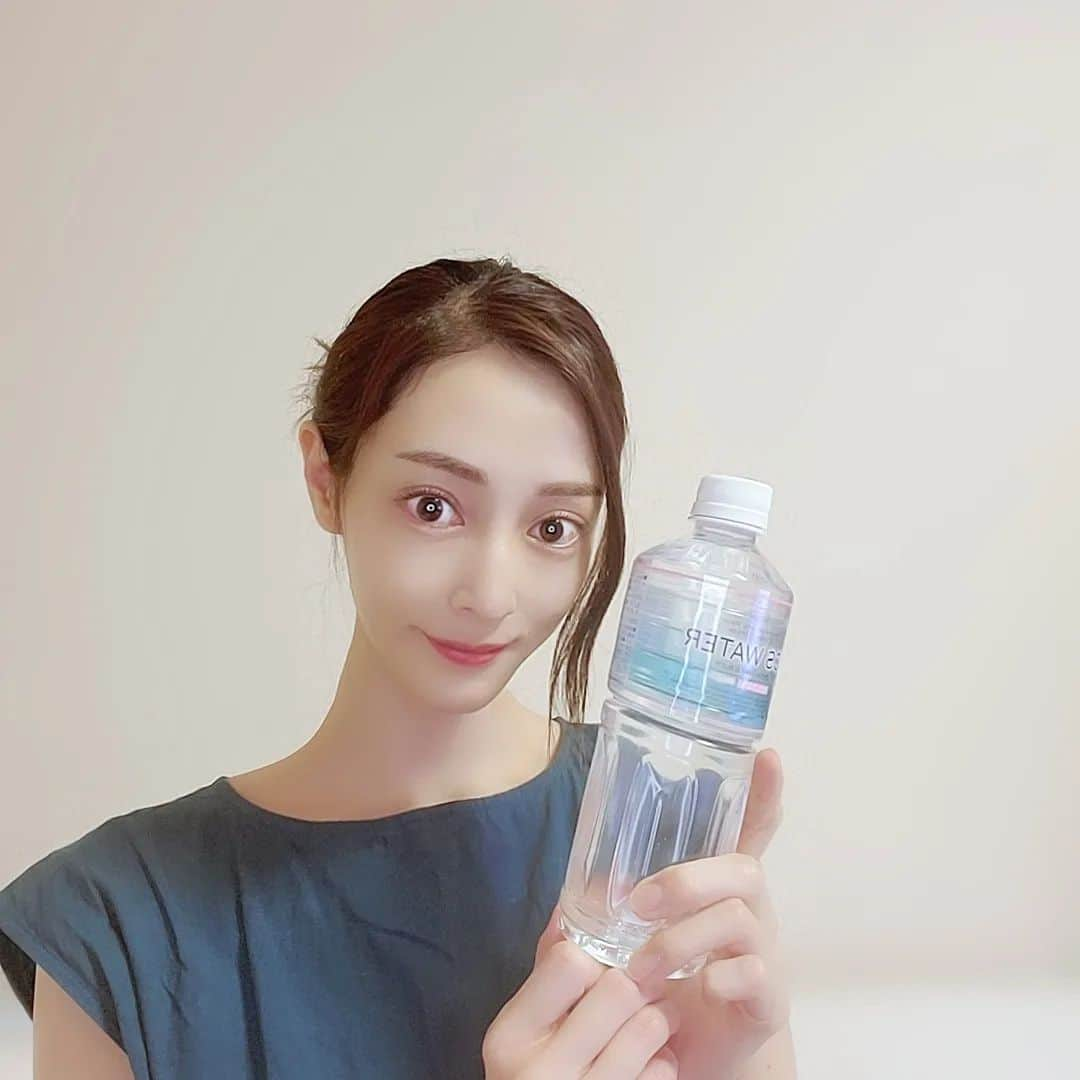 池田夏希さんのインスタグラム写真 - (池田夏希Instagram)「最近飲んでる @icsselection のお水😊 . 炭酸が好きだから家では常にキンキンに冷えた炭酸水に梅干しとかお酢とか何かしら入れて飲んでるんだけど、身体の為にもお水も始めました✨️ . 常温が苦手だから冷やして飲んでるけど、話題のミネラル成分シリカ（ケイ素）91mg/Lを含有したミネラルウォーターで、シリカの濃縮処理などを行っていない100%自然の湧水をボトリングしているので身体にも嬉しい♡ クセもなく飲みやすくてゴクゴク飲めます😉💕 冷え性なのに冷たい飲み物が好きだから、いつか私も常温を飲めるようになりたい🥺(笑) .  #シリカ水 #シリカ #イクセレ #イクスセレクション #水 #ミネラルウォーター #イクスウォーター #ケイ素 #ミネラル #美容効果 #美肌 #ハリ #潤い #抗酸化作用 #アンチエイジング #デトックス #水 #silicawater #silica #icsselection #water #mineralwater #silicon #mineral #beautyeffect #beautifulskin #suppleskin #moisturizeskin #antiaging #detox」8月2日 21時00分 - natsukiikeda624