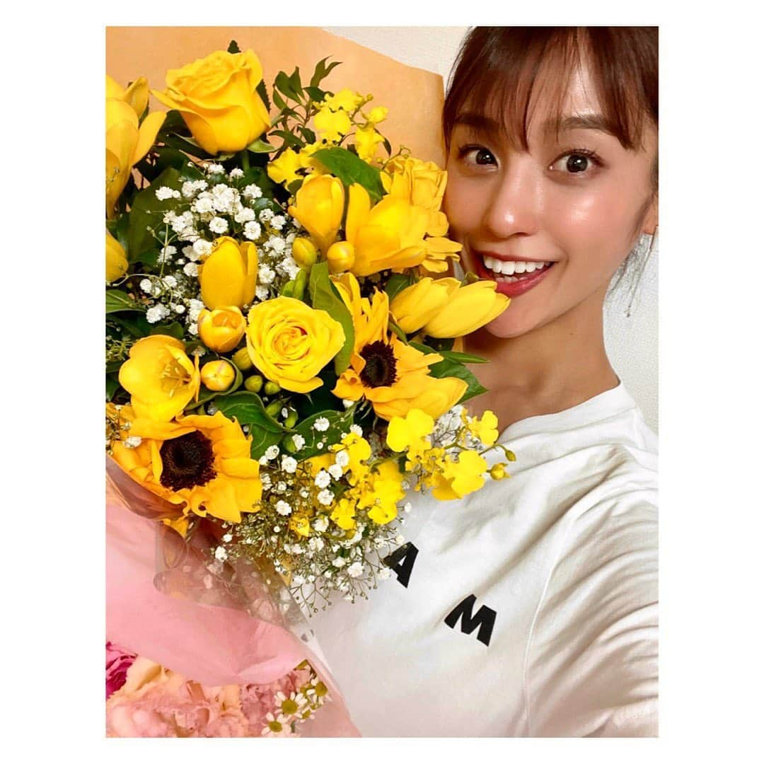 岡副麻希さんのインスタグラム写真 - (岡副麻希Instagram)「. 🌻🐝💫 ⁡ 洗濯を干していたら壁にカエル 屋根にもカエル 洗面所の壁、目線の高さにゴキブリ 玄関先と窓にはカナブン 相棒の助手席にはてんとう虫 ⁡ 自然いっぱいな中、迎えた８月のはじまり🐛🌳 静岡で暮らしはじめて、はじめての夏、 まいにちが賑やかで楽しいです🤪🗻 ⁡ ⁡ #静岡 #2022夏」8月2日 21時09分 - maki_okazoe_official