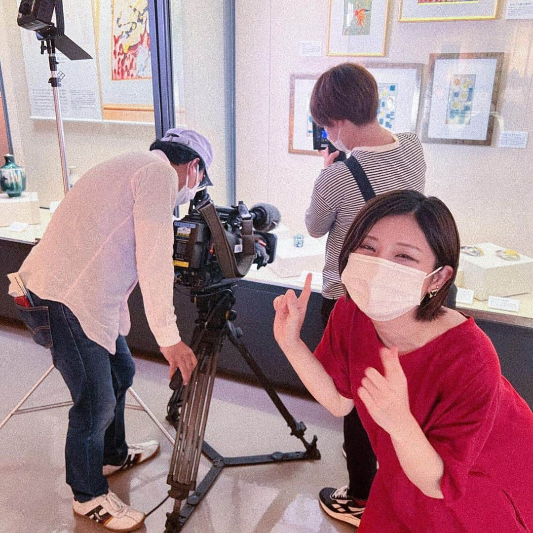 田村有紀さんのインスタグラム写真 - (田村有紀Instagram)「テレビ取材でした！🐥  7年？8年？前にも 1度取材してくださった ディレクターさんで  そのテレビ出演がきっかけで メディアラッシュが 今日まで続いております。  （もともと我が家は両親や祖父が 割と取材をうけていましたが 私が出るのはその時が初でした）  It was an interview!   7 or 8 years ago? I was interviewed once before. It was a director who interviewed me once before.  That TV appearance triggered a A rush of media coverage .  (My parents and grandfather were often interviewed, but that was the first time I was interviewed.)  もちろんこちらとしても 皆様に気にかけていただけるよう メディアや人様の話題に 取り上げて頂けるよう 楽しんでいただけるように アイディアを練ったり  切磋琢磨したり 挑戦をしたり 見せ方を考えたりもしていますが、  そのきっかけにもなった番組でしたので今日はお久しぶりにお会いできて感慨深かったです。  私も成長出来ていたかと思います。 またきっと未来に繋がります。  本日は猛暑の中 本当にありがとうございました！！ メディア詳細は後日  Of course, we also To make you care about us. media and other people's topics of conversation To be featured in the media and other people's topics. I'm trying to come up with ideas To develop ideas  To have friendly competition To challenge ourselves I've been thinking about how to present it.  It was a programme that inspired me to do so, so I was deeply moved to see you today after a long absence.  I hope I was able to grow as well. I am sure it will lead to the future.  Today, in the heat wave... Thank you so much! Media details to come!   #取材  #テレビ取材  #テレビ  #TV  #番組  #ニュース  #展覧会  #ギャラリー   #TV coverage #TV   #TV #TV  #Programme #News  #Exhibition #Gallery」8月2日 21時12分 - tamurayuuki_