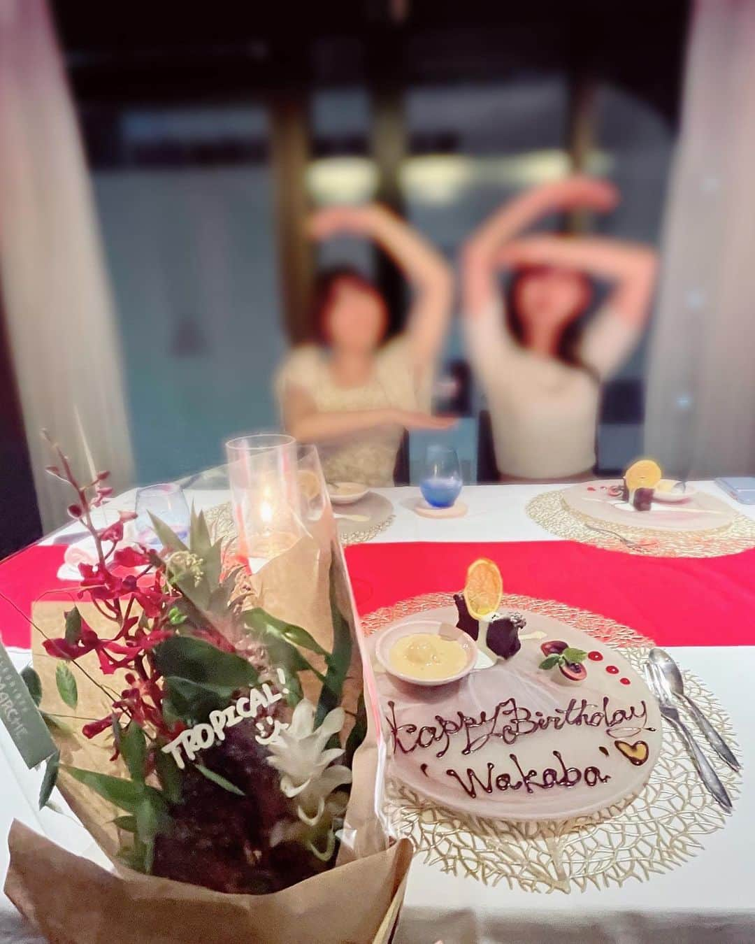 若林有子さんのインスタグラム写真 - (若林有子Instagram)「仲良しの3人で誕生日に花束を送り合っているんですが、 今年のお花には、パイナップルが入っていました🍍 こんなのあるんだ！！と初めて知りましたが、夏っぽくてかわいいですよね🌺  7月最後に滑り込みでお祝いしてもらい、嬉しい1日でした！ おしゃれな空間で26歳ポーズをしてくれる愛しい友人です🫶(笑)  #花束 #パイナップル #花パイン #トロピカル #若林有子 #アナウンサー」8月2日 21時50分 - wakabayashiyuko_