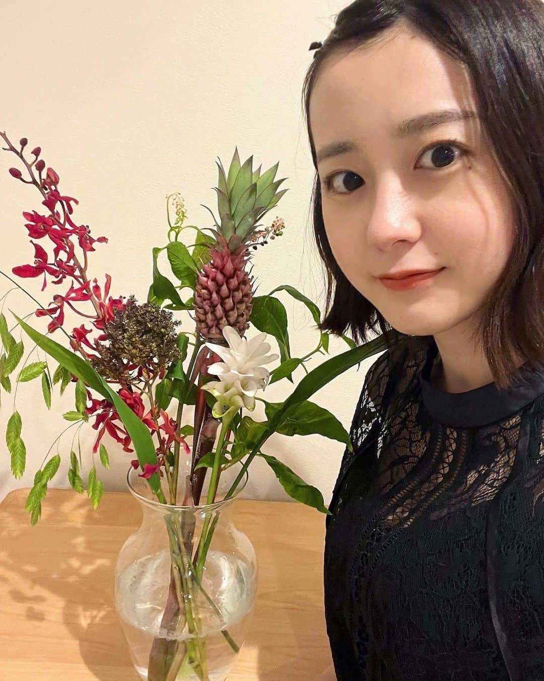 若林有子さんのインスタグラム写真 - (若林有子Instagram)「仲良しの3人で誕生日に花束を送り合っているんですが、 今年のお花には、パイナップルが入っていました🍍 こんなのあるんだ！！と初めて知りましたが、夏っぽくてかわいいですよね🌺  7月最後に滑り込みでお祝いしてもらい、嬉しい1日でした！ おしゃれな空間で26歳ポーズをしてくれる愛しい友人です🫶(笑)  #花束 #パイナップル #花パイン #トロピカル #若林有子 #アナウンサー」8月2日 21時50分 - wakabayashiyuko_