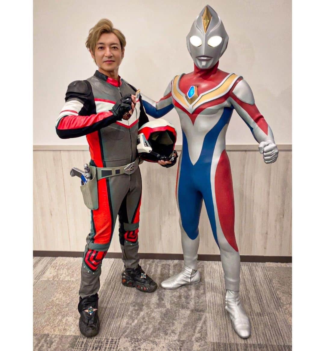 つるの剛士さんのインスタグラム写真 - (つるの剛士Instagram)「#ウルトラマンダイナ、放送開始から25周年。 本日、スーパーGUTS全員集合。  いままで25年間、 ずっとずっとダイナを応援してくれている皆さんの前でメンバーが一同揃ってお会いできる嬉しさ。。 ステージへ出てメンバーの後ろ姿を見た瞬間思わず感極まってしまいました。  改めて、ウルトラマンダイナ そして スーパーGUTSは、永遠に不滅です。  そして、 今輝く光の戦士も駆けつけてくれました。  #ウルトラマンデッカー #GUTSSELECT @hiroki_matsumoto_official #松本大輝/アスミカナタ @nobunaga_daichi #大地伸永/リュウモンソウマ @murayama_yuuka_official #村山優香/キリノイチカ  というわけで、 ダイナを応援し続けてくれている世界中の皆さん、 これからも我々スーパーGUTSと一緒に飛び続けていきましょう！ ラジャー！！！  ありがとう。  次は30周年で👍✨✨  #ウルトラマンダイナ #ultramandyna  #スーパーGUTS  #ヒビキゴウスケ #コウダトシユキ　@fukawatoshikazu  #ユミムラリョウ　@saito_risa  #カリヤコウヘイ #ナカジマツトム　@joe_joe_joe.joe  #ミドリカワマイ　@mariya.yamada  #アスカシン  #小中和哉監督 #八木毅監督 @yagi_take_take  #ウルトラマン #ultraman @tsuburayaprod   ウルトラ熱い夏はまだまだ続くぜ！！ #ウルサマ 2022  #池袋サンシャインシティ  #隊員服も入ったぜ #減量成功　#第一目標達成 #2ヶ月頑張った甲斐があった #次はウルトラマン体型目指して頑張ります #目指せ娘をタンデムする時お腹凹ませないパパライダーへの道  #本当の戦いはここからだぜ  ーーーーDear World's🌎ーーーー  Ultraman Dyna, 25th anniversary from the start of broadcasting.  Today, Super GUTS all gathered.   For 25 years,  I'm happy to be able to meet all the members in front of everyone who has been supporting Dyna for a long time. .  The moment I went out on stage and saw the backs of the members, I was overwhelmed with emotion.   Again, Ultraman Dyna  and  Super GUTS is immortal forever.   and,  The shining Warrior of Light also rushed to us.   ultraman decker  GUTS SELECT  @hiroki_matsumoto_official / Asumi Kanata  @nobunaga_daichi/Ryumonsouma  @murayama_yuuka_official / Kirinoichika   so,  Everyone around the world who continues to support and love Dinah,  Let's keep flying together with Super GUTS!  Roger! ! !   Thank you.   Next is the 30th anniversary👍✨✨」8月2日 22時36分 - takeshi__tsuruno