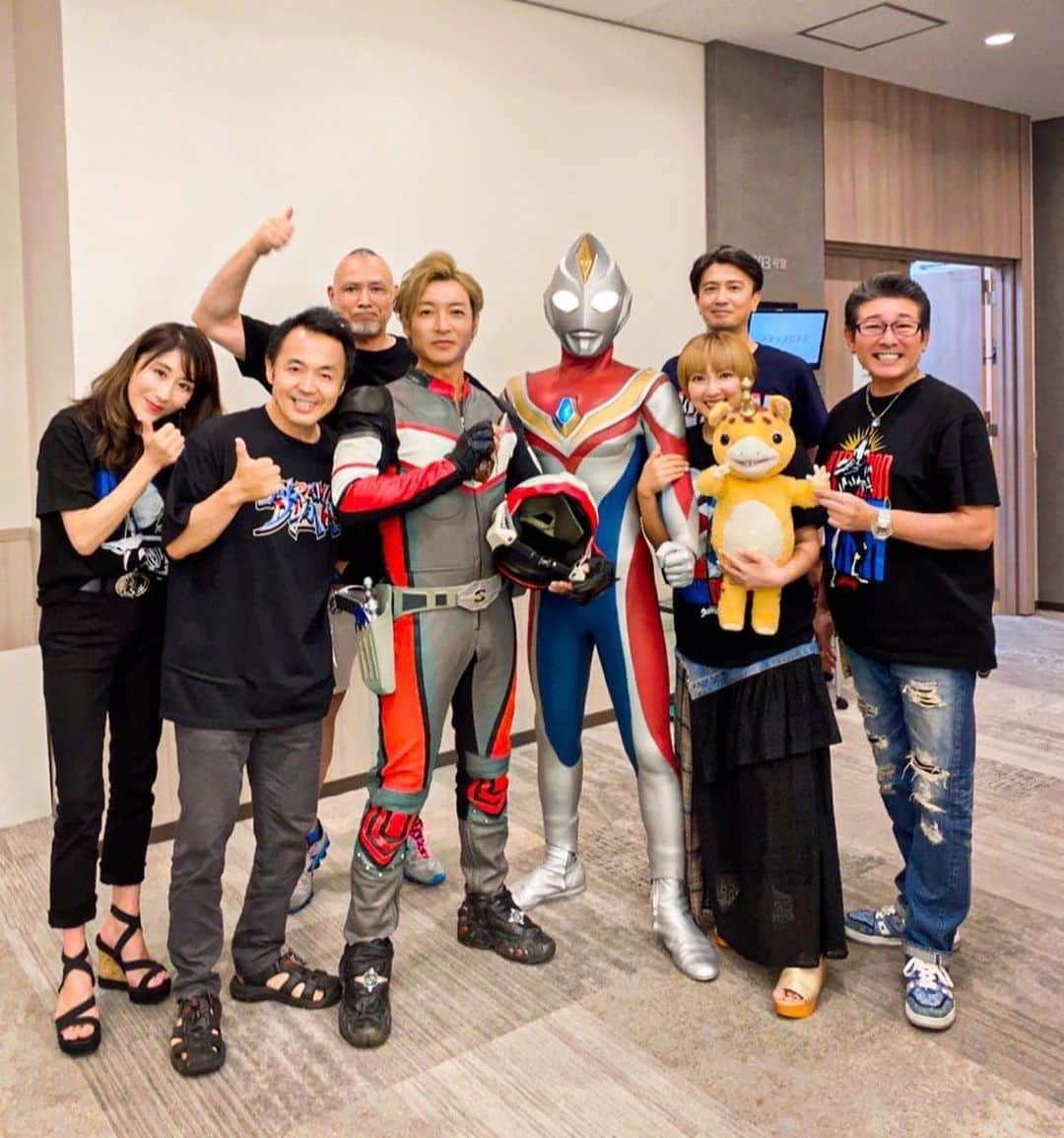 つるの剛士さんのインスタグラム写真 - (つるの剛士Instagram)「#ウルトラマンダイナ、放送開始から25周年。 本日、スーパーGUTS全員集合。  いままで25年間、 ずっとずっとダイナを応援してくれている皆さんの前でメンバーが一同揃ってお会いできる嬉しさ。。 ステージへ出てメンバーの後ろ姿を見た瞬間思わず感極まってしまいました。  改めて、ウルトラマンダイナ そして スーパーGUTSは、永遠に不滅です。  そして、 今輝く光の戦士も駆けつけてくれました。  #ウルトラマンデッカー #GUTSSELECT @hiroki_matsumoto_official #松本大輝/アスミカナタ @nobunaga_daichi #大地伸永/リュウモンソウマ @murayama_yuuka_official #村山優香/キリノイチカ  というわけで、 ダイナを応援し続けてくれている世界中の皆さん、 これからも我々スーパーGUTSと一緒に飛び続けていきましょう！ ラジャー！！！  ありがとう。  次は30周年で👍✨✨  #ウルトラマンダイナ #ultramandyna  #スーパーGUTS  #ヒビキゴウスケ #コウダトシユキ　@fukawatoshikazu  #ユミムラリョウ　@saito_risa  #カリヤコウヘイ #ナカジマツトム　@joe_joe_joe.joe  #ミドリカワマイ　@mariya.yamada  #アスカシン  #小中和哉監督 #八木毅監督 @yagi_take_take  #ウルトラマン #ultraman @tsuburayaprod   ウルトラ熱い夏はまだまだ続くぜ！！ #ウルサマ 2022  #池袋サンシャインシティ  #隊員服も入ったぜ #減量成功　#第一目標達成 #2ヶ月頑張った甲斐があった #次はウルトラマン体型目指して頑張ります #目指せ娘をタンデムする時お腹凹ませないパパライダーへの道  #本当の戦いはここからだぜ  ーーーーDear World's🌎ーーーー  Ultraman Dyna, 25th anniversary from the start of broadcasting.  Today, Super GUTS all gathered.   For 25 years,  I'm happy to be able to meet all the members in front of everyone who has been supporting Dyna for a long time. .  The moment I went out on stage and saw the backs of the members, I was overwhelmed with emotion.   Again, Ultraman Dyna  and  Super GUTS is immortal forever.   and,  The shining Warrior of Light also rushed to us.   ultraman decker  GUTS SELECT  @hiroki_matsumoto_official / Asumi Kanata  @nobunaga_daichi/Ryumonsouma  @murayama_yuuka_official / Kirinoichika   so,  Everyone around the world who continues to support and love Dinah,  Let's keep flying together with Super GUTS!  Roger! ! !   Thank you.   Next is the 30th anniversary👍✨✨」8月2日 22時36分 - takeshi__tsuruno