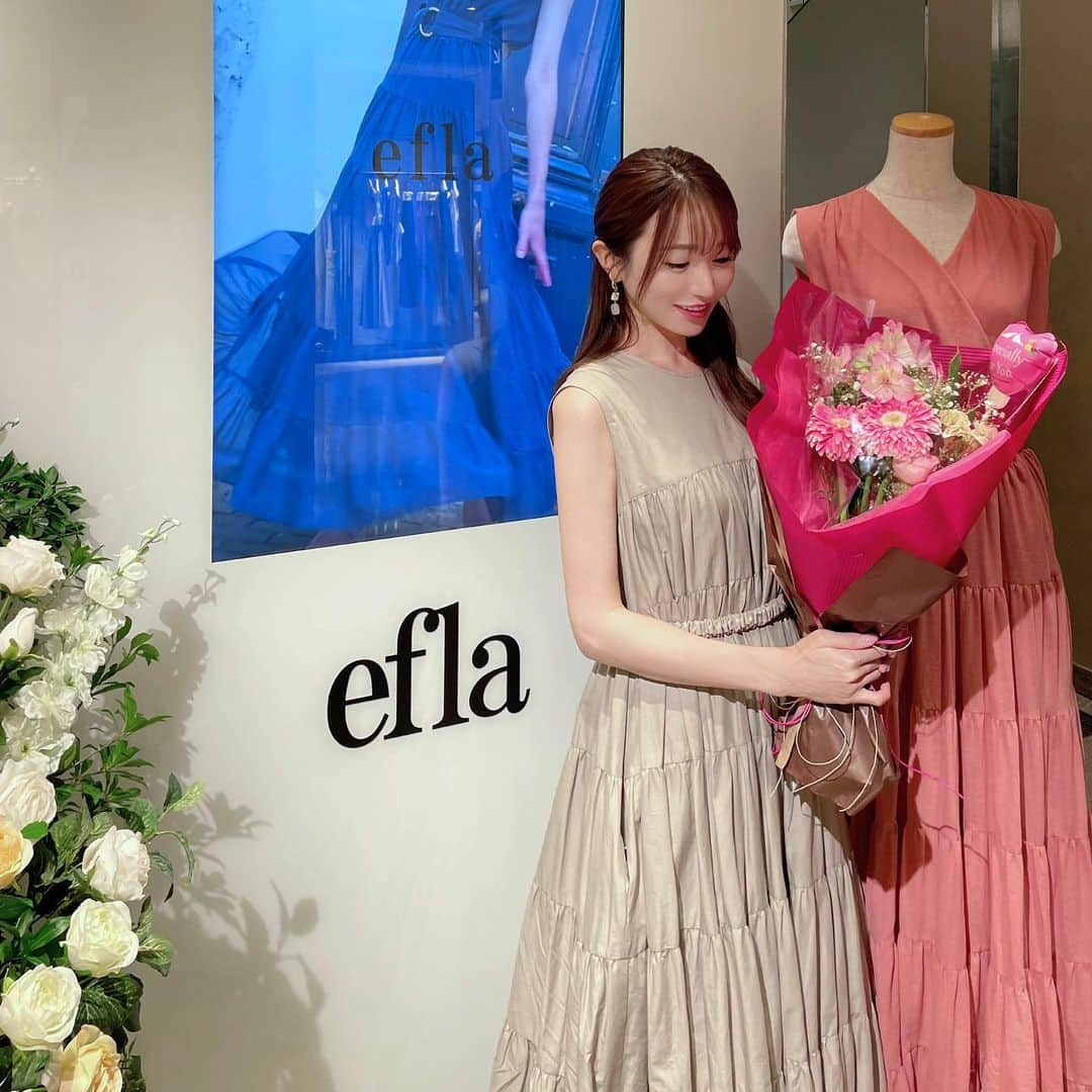 松岡里枝さんのインスタグラム写真 - (松岡里枝Instagram)「本日 @efla_official 伊勢丹ポップアップ、無事に最終日を迎えました🙇🏻‍♀️💕🙏🏻🥰✨  期間中、沢山のご来店ありがとうございました🙇🏻‍♀️💐💕  念願の、東京、伊勢丹でのポップアップ（ ; ; ）🌸🌸 あっという間でした✨  お洋服作りは大変なこともありますが、 eflaのお洋服を着ることで、 沢山の方に幸せな気持ちになっていただけることが本当に嬉しくて、やりがいを感じます💐💓  eflaはまだまだデビューして１年ですが、 沢山の方に支えられて、 ブランドも私自身も成長させてもらっています🌻  これからも感謝の気持ちを忘れずに、 まじめに真っ直ぐに 取り組んでいきたいと思います💪🏻💓  今日は急遽店頭に行ったのですが 会いに来てくださってさらに差し入れやプレゼントまで(私にも夫にも、ここには写っていないですがスタッフさんにも)ありがとうございます🙇🏻‍♀️  またポップアップを開催する機会がありましたら、ぜひ遊びに来てください(〃ω〃)💕💕  関わってくださったすべての皆様に感謝の気持ちでいっぱいです🙏🏻💗  本当にありがとうございました🥰✨✨  #efla#エフラ#伊勢丹」8月2日 23時02分 - okarie1023