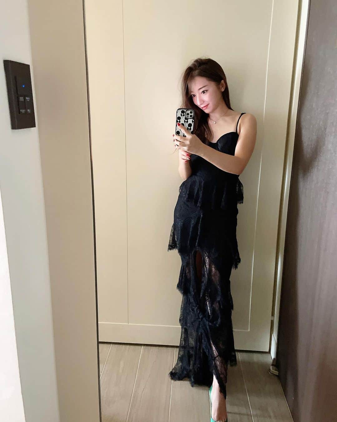 前田朝香さんのインスタグラム写真 - (前田朝香Instagram)「gotodinner🌹  👗 @revolve  クーポンコード：TULIP  10% OFF 👜 @chanelofficial  👠 @manoloblahnik  #マトラッセ #chanel」8月3日 0時09分 - asakacha