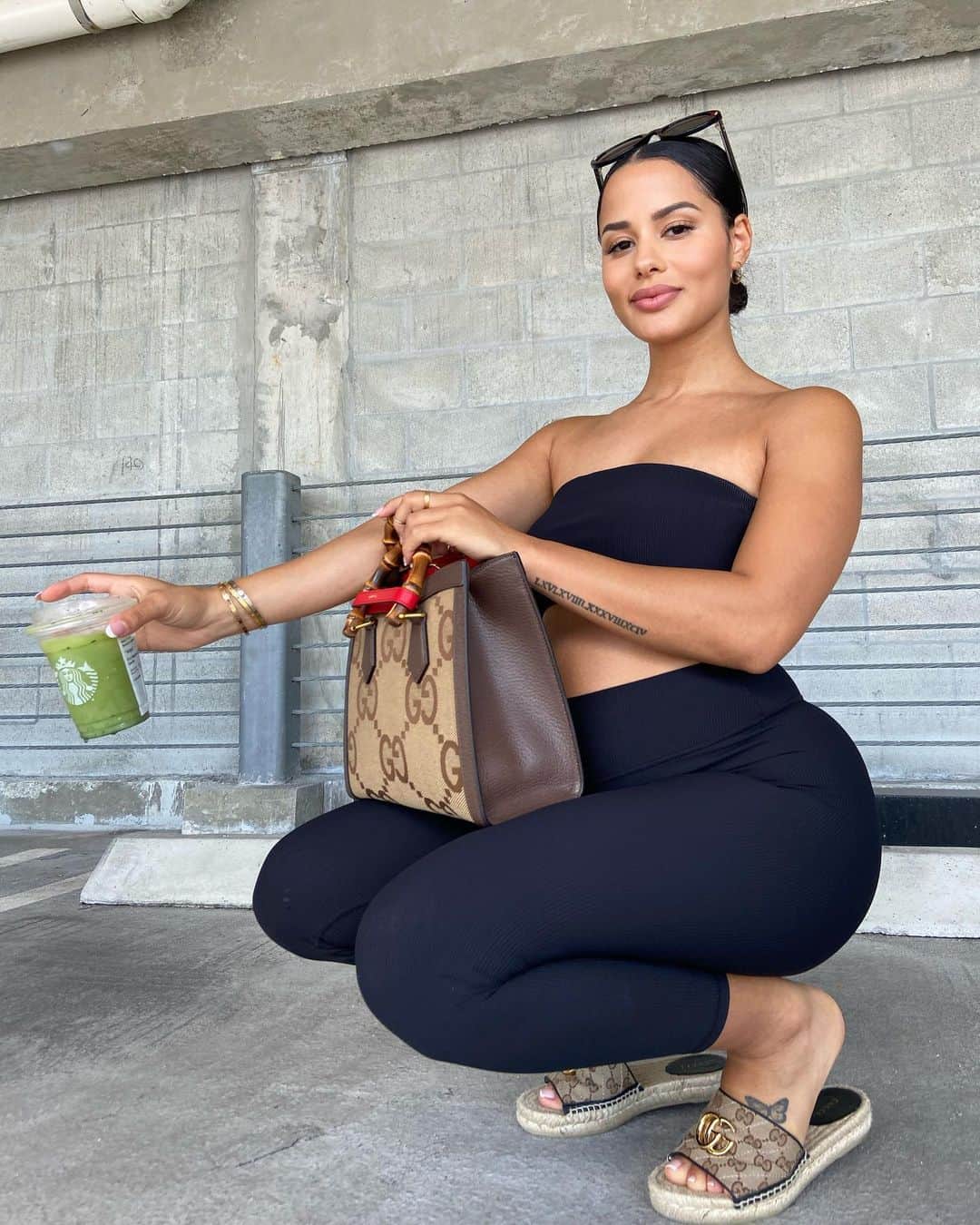 Katya Elise Henryさんのインスタグラム写真 - (Katya Elise HenryInstagram)「Instagram vs Reality 😂🤰🏽 gotta let this baby boy breathe! Wearing the new @wbkfit Luxe Ribbed Set in black! Really hugs you in in allll the right places 👌🏽」8月3日 10時02分 - katyaelisehenry