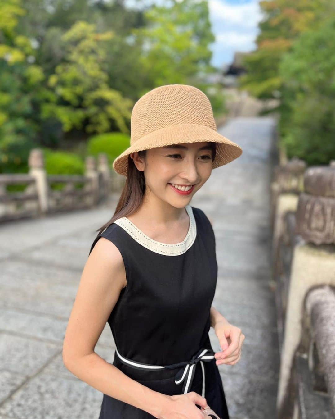 日比麻音子さんのインスタグラム写真 - (日比麻音子Instagram)「お墓参りに。  幼稚園からの幼馴染にもらった帽子と、 母のお下がりのワンピースで。  いろんな人に支えられて生きております🙇‍♀️  とにかく毎日暑い🫠🫠🫠  もうすでに、腕がじんわり、 日焼けのグラデーション。 すました顔で、 滝汗です。  (ワンピースのシワはご愛嬌で、なんとか…🤫笑) (リボンを結ぶのも、苦手です…笑)」8月3日 10時27分 - hibi_maoko