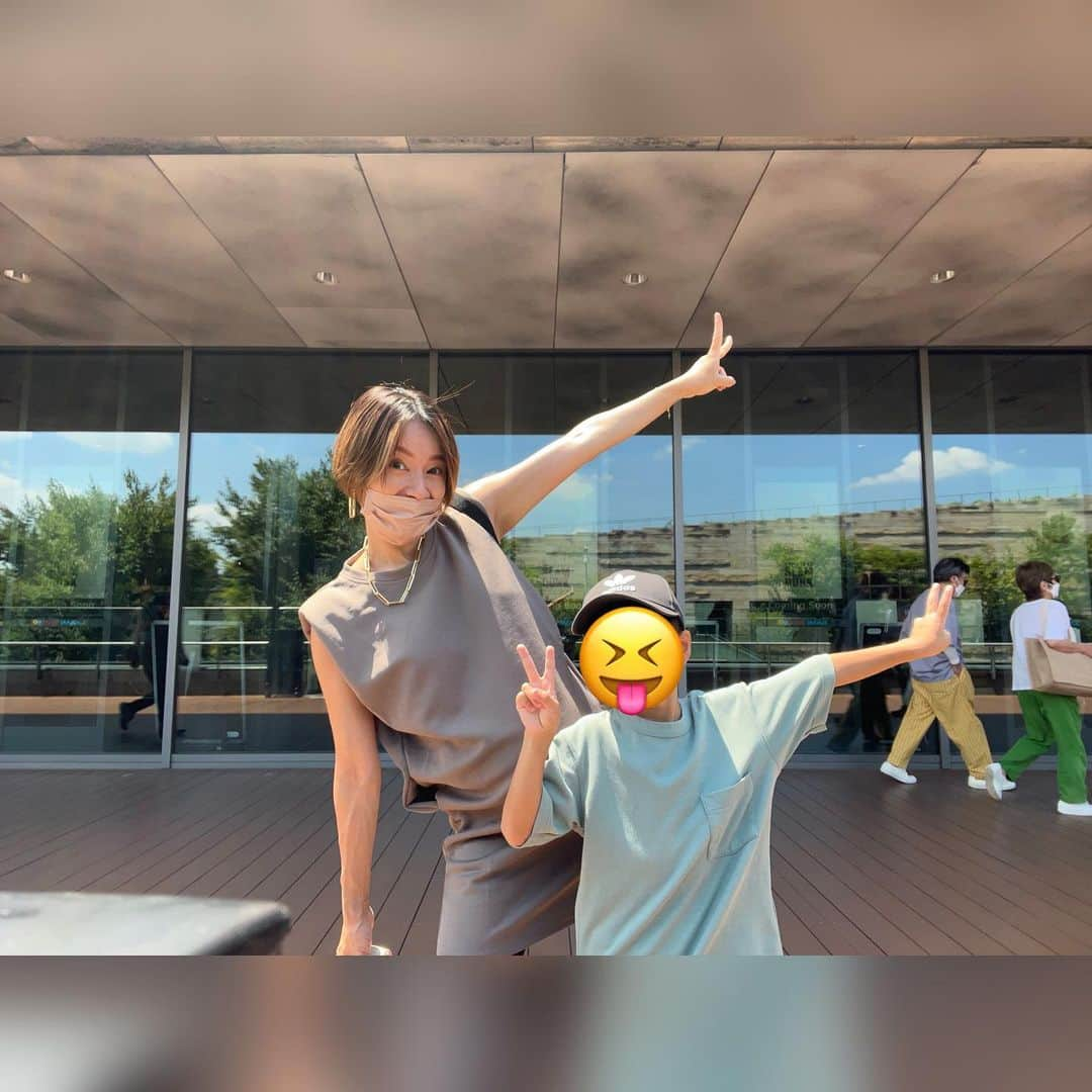 鈴木亜美さんのインスタグラム写真 - (鈴木亜美Instagram)「長男と2人でデート❤︎ すんごく嬉しそうにしてくれる長男くん❤︎ いつも我慢が多いもんね。妹が産まれたら抱っこするとか、可愛いよねとか、毎日カウントダウンしながら楽しみにしてくれてありがとう❤︎あなたがいるから、ママは安心です❤︎ 立派なお兄ちゃん、ありがとう❤︎ #５歳 #長男 #いつもママを助けてくれる #頼れる男 #悔し泣きも多いけど #弟の相手してる #待ちに待った妹 #にぃにはデレデレ #あと二週間 #マタニティライフ #臨月 #デート」8月3日 10時41分 - amiamisuzuki