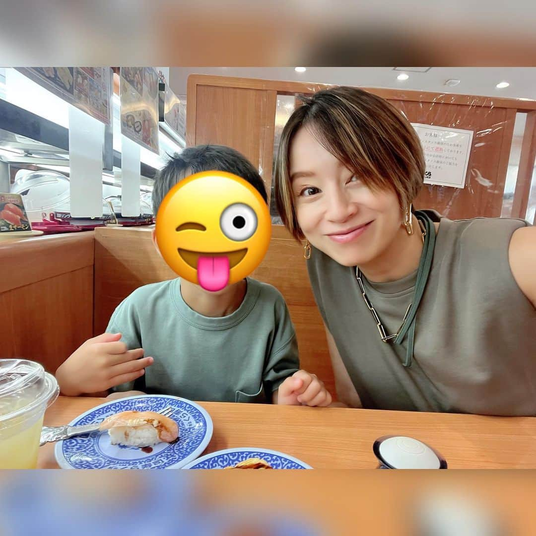 鈴木亜美さんのインスタグラム写真 - (鈴木亜美Instagram)「長男と2人でデート❤︎ すんごく嬉しそうにしてくれる長男くん❤︎ いつも我慢が多いもんね。妹が産まれたら抱っこするとか、可愛いよねとか、毎日カウントダウンしながら楽しみにしてくれてありがとう❤︎あなたがいるから、ママは安心です❤︎ 立派なお兄ちゃん、ありがとう❤︎ #５歳 #長男 #いつもママを助けてくれる #頼れる男 #悔し泣きも多いけど #弟の相手してる #待ちに待った妹 #にぃにはデレデレ #あと二週間 #マタニティライフ #臨月 #デート」8月3日 10時41分 - amiamisuzuki