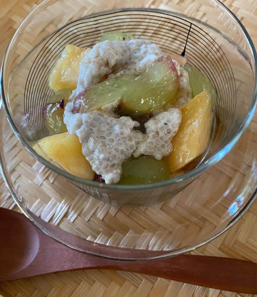 RIKACOさんのインスタグラム写真 - (RIKACOInstagram)「💙💙💙 チアシードのプディング . に季節のフルーツをトッピングしてメープルシロップをかけるのにハマっている！ 最近の朝のルーティン😊ミルクは植物性でアーモンドやカシューナッツやオーツを手作りです❣️ 暑い夏にピッタリ👍 レシピはYouTubeで @ayukihouse  から教えてもらっています！ チェックしてね！ . チアシード シソ科の植物「チア」の種のこと原産はメキシコ～グアマテラ周辺の中南米！古代マヤ・アステカ文明の時代から人々に重宝されその栄養価の高さと腹持ちの良さから「生命維持にはチアシードと水があれば足りる」とも言われていたそうです〜 「チア」はマヤ語で「力・強さ」という意味がありこれが名前の由来とも言われています〜日本では2015年前後から話題になり始め健康・美容効果が高い「奇跡のスーパーフード」として注目されるようになりました👍 .  チアシードの特徴は、①その高い栄養価と、②水分につけておくと約10倍にも膨らんでプルプルになり満腹感が得られること、そして③無味無臭で手軽に取り入れられることです。  栄養面では特に食物繊維や体の機能を整えるのに重要なビタミンやミネラルが豊富！不足しがちなこれらの栄養素を手軽に補うことができるので美しく健康的な体を目指すことができます！ 腹持ちが良いのでダイエットにピッタリで！便通が良くなる〜 #チアシード #オーガニック #腸活  #スーパーフード #美味しい食べ方 で認識が変わる！何事にも工夫が大事　#👍 . アンナさんとのzoomワークショップは全国から参加出来ます！8/14日曜日15時からね詳しい内容は　@lovegiveslove に飛んで下さい！」8月3日 11時24分 - rikaco_official