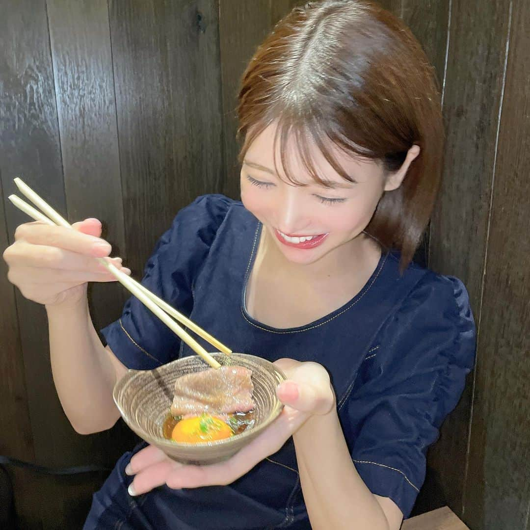 米倉みゆさんのインスタグラム写真 - (米倉みゆInstagram)「ご飯食べてる時が1番生きてる心地するな~~~👧🏻🙏 お肉は焼いてあげたい派です🍖こそっ · · ここ赤身肉推しだったから、赤身肉目当てでいったんだけど ネギたんもめっちゃ美味しかった～！🥰 · 店員さん丁寧に説明してくれるし めっちゃあみも替えてくれるし 親切すぎてビックリした🥲✨笑 · · · · · #もぐもぐする米倉  #うしゆき #田村牛 #焼肉うしゆき #三軒茶屋焼肉 #黒毛和牛焼肉 #三軒茶屋グルメ #和牛焼肉 #肉スタグラム #美味しい #美味しいお店 #美味しいご飯 #グルメ女子 #グルメスタグラム #笑顔 #幸せ #女子会 #女子会ディナー #デニムワンピース  #ショートヘア #ショートカット #ショートボブ #長身女子 #モデル #美男美女 #美人 #美女 #japan #japanesegirl #girl PR」8月3日 12時53分 - yone__miyu630