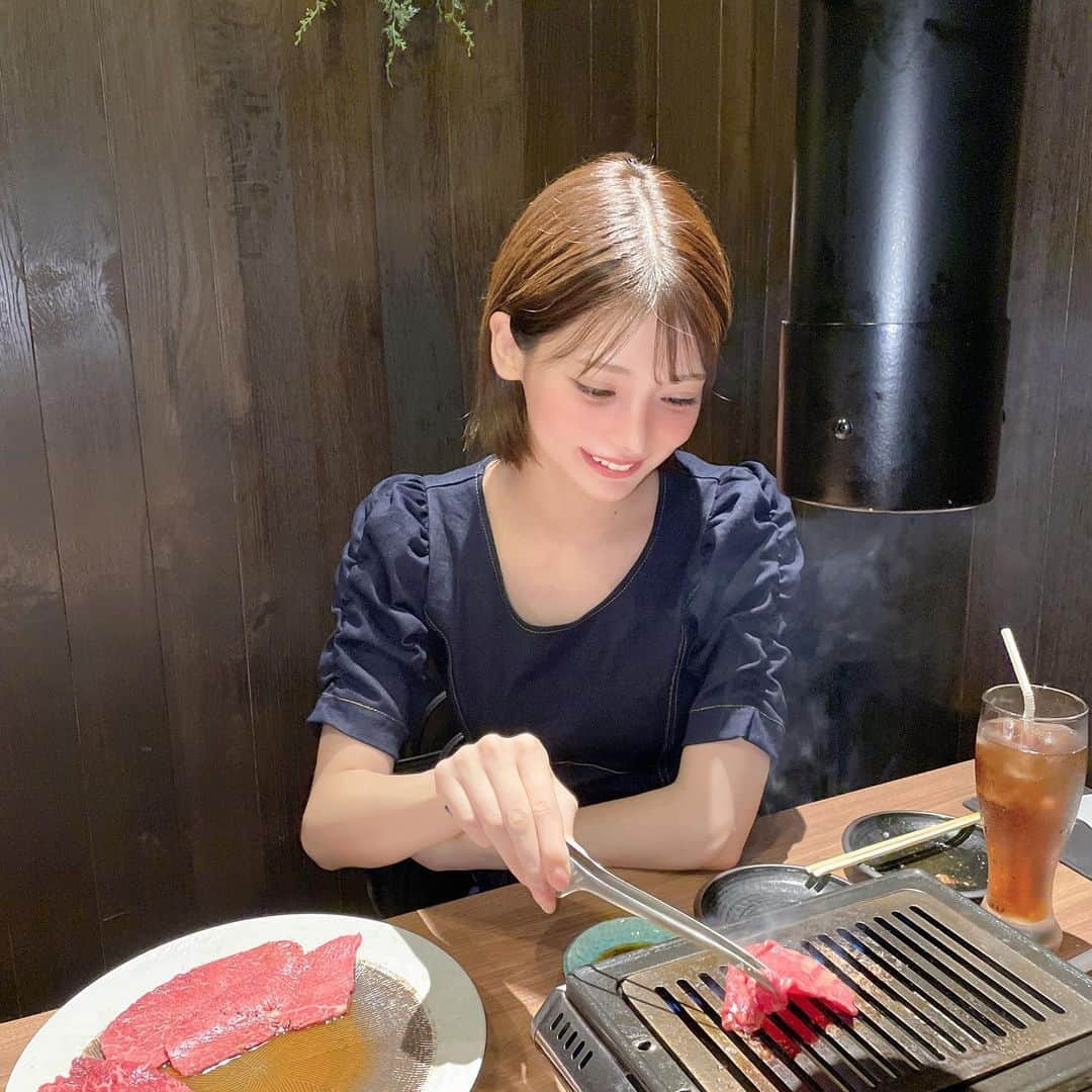 米倉みゆさんのインスタグラム写真 - (米倉みゆInstagram)「ご飯食べてる時が1番生きてる心地するな~~~👧🏻🙏 お肉は焼いてあげたい派です🍖こそっ · · ここ赤身肉推しだったから、赤身肉目当てでいったんだけど ネギたんもめっちゃ美味しかった～！🥰 · 店員さん丁寧に説明してくれるし めっちゃあみも替えてくれるし 親切すぎてビックリした🥲✨笑 · · · · · #もぐもぐする米倉  #うしゆき #田村牛 #焼肉うしゆき #三軒茶屋焼肉 #黒毛和牛焼肉 #三軒茶屋グルメ #和牛焼肉 #肉スタグラム #美味しい #美味しいお店 #美味しいご飯 #グルメ女子 #グルメスタグラム #笑顔 #幸せ #女子会 #女子会ディナー #デニムワンピース  #ショートヘア #ショートカット #ショートボブ #長身女子 #モデル #美男美女 #美人 #美女 #japan #japanesegirl #girl PR」8月3日 12時53分 - yone__miyu630