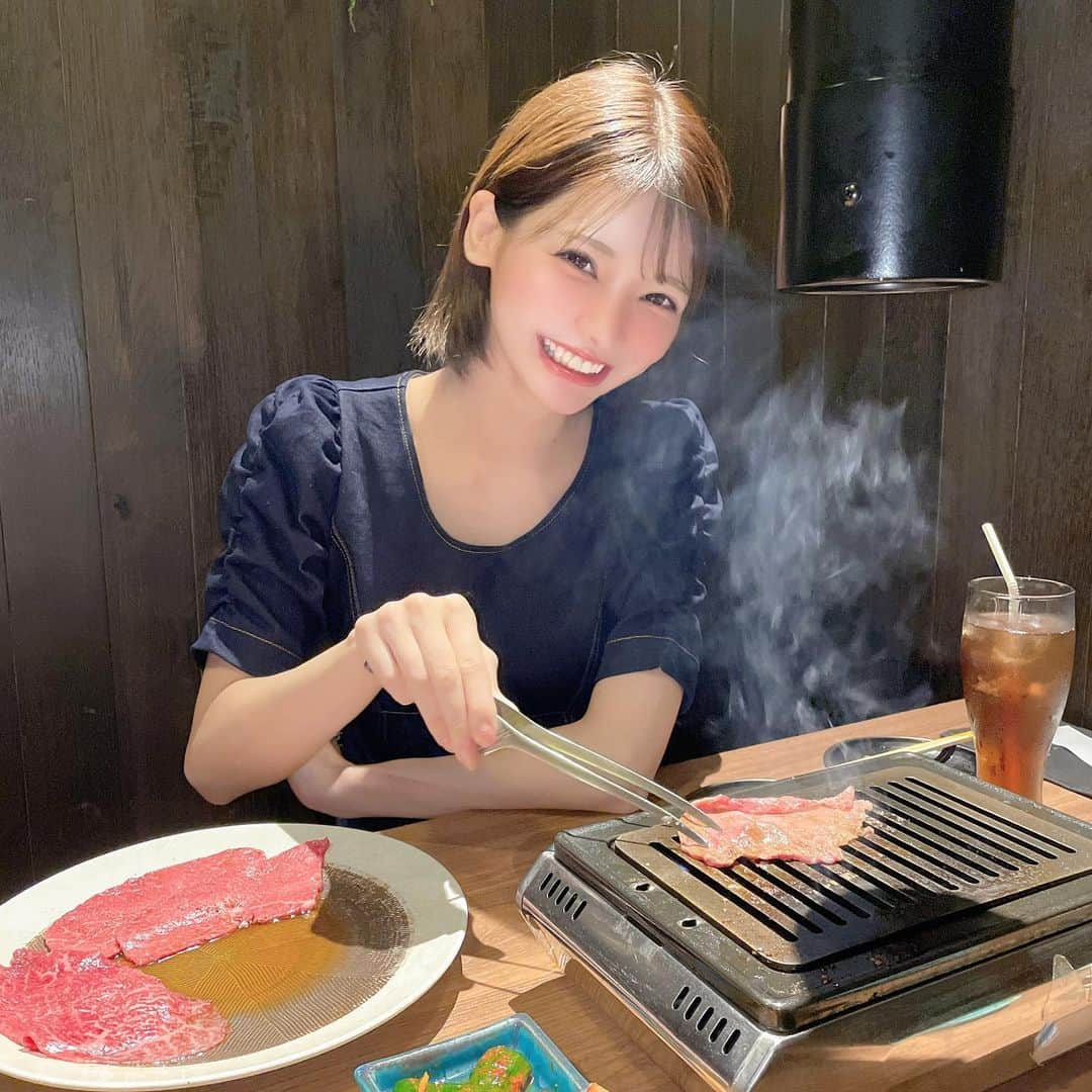 米倉みゆさんのインスタグラム写真 - (米倉みゆInstagram)「ご飯食べてる時が1番生きてる心地するな~~~👧🏻🙏 お肉は焼いてあげたい派です🍖こそっ · · ここ赤身肉推しだったから、赤身肉目当てでいったんだけど ネギたんもめっちゃ美味しかった～！🥰 · 店員さん丁寧に説明してくれるし めっちゃあみも替えてくれるし 親切すぎてビックリした🥲✨笑 · · · · · #もぐもぐする米倉  #うしゆき #田村牛 #焼肉うしゆき #三軒茶屋焼肉 #黒毛和牛焼肉 #三軒茶屋グルメ #和牛焼肉 #肉スタグラム #美味しい #美味しいお店 #美味しいご飯 #グルメ女子 #グルメスタグラム #笑顔 #幸せ #女子会 #女子会ディナー #デニムワンピース  #ショートヘア #ショートカット #ショートボブ #長身女子 #モデル #美男美女 #美人 #美女 #japan #japanesegirl #girl PR」8月3日 12時53分 - yone__miyu630