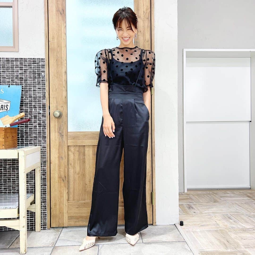安田美沙子さんのインスタグラム写真 - (安田美沙子Instagram)「いつかの衣装🤍  @saaageboutique   ドットってかわいい。。。 衣装にあるとつい、ドットを 選んでしまう❤️  にぎやかな夏休みを過ごしております。 また投稿しますっ🍉  #shooting #dots #black #thanks #夏休み」8月3日 13時32分 - yasuda_misako