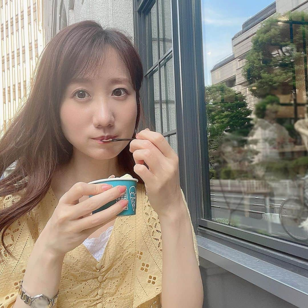 吉井明子さんのインスタグラム写真 - (吉井明子Instagram)「🤎🍨🍧💚  猛暑日のジェラートは格別♡ 食べる？ あげないよー😆  #teal #tealtokyo #ティール #兜町 #渋沢栄一 #tokyo #cafe #東京 #カフェ #渋沢栄一邸宅跡 #日証館 #ジェラート #オフショット #私服 #ワンピース #気象予報士 #気象キャスター #weatherforecaster #기상캐스터　#氣象主播 #吉井明子 #明さんぽ #猛暑日」8月3日 13時42分 - akiko_yoshii_sunny_rain