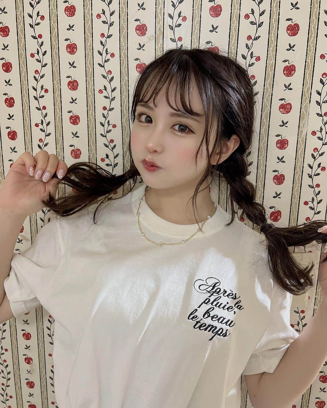 日向すずさんのインスタグラム写真 - (日向すずInstagram)「Michelaの撮影後のオフショット♡  このTシャツもシンプル可愛くてお気に入り‧⁺ ⊹˚.  "雨のち晴れ" 辛いことがあっても最後は幸せが訪れる って意味が込められてます☼♡  ブラックもあるしユニセックスだから男性にも是非着て欲しい૮ . ̫ . ა ⸝꙳ カップルでもぜひ໒꒱· ﾟ  早く販売したいな〜！！  #michela #ミケーラ #Tシャツ #ルームウェア #夏服 #夏コーデ #ユニセックス」8月3日 13時52分 - osuzudashi_