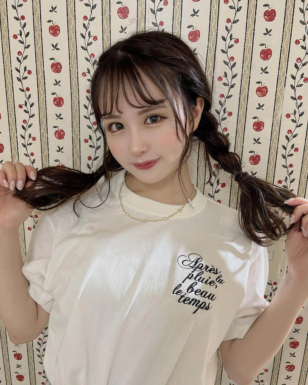 日向すずさんのインスタグラム写真 - (日向すずInstagram)「Michelaの撮影後のオフショット♡  このTシャツもシンプル可愛くてお気に入り‧⁺ ⊹˚.  "雨のち晴れ" 辛いことがあっても最後は幸せが訪れる って意味が込められてます☼♡  ブラックもあるしユニセックスだから男性にも是非着て欲しい૮ . ̫ . ა ⸝꙳ カップルでもぜひ໒꒱· ﾟ  早く販売したいな〜！！  #michela #ミケーラ #Tシャツ #ルームウェア #夏服 #夏コーデ #ユニセックス」8月3日 13時52分 - osuzudashi_