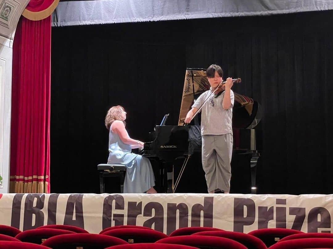 デヴィ・スカルノさんのインスタグラム写真 - (デヴィ・スカルノInstagram)「イブラ・グランド・アワード・ジャパン にて 優勝された 方々が イタリア・シチリア島の イブラ(ローマ時代の古都) にて 行われた イブラ音楽祭典 で 演奏 を 披露されました。  5月10日 に ニューヨーク の カーネギーホール で 行われた コンサート に 引き続き、大盛況 であったそうです。  大変に 喜ばしく思います。   イタリアでの 素晴らしい 思い出話 を 持って、 以下の３名 が ご帰国なさいました。   第28回イブラ・グランド・プライズ 国際音楽コンクール（イタリア） で優勝された フルーティストの 古川はるな さん、  第1回 イブラ・グランド・アワード にて 優勝に輝いた ヴァイオリニスト 新井貴盛さん、  同アワード で 準優勝された ソプラノ歌手の 鈴木玲奈さん。  爽やかな 3ショット 。   ヴァイオリニスト　新井貴盛さん  フルーティスト　古川はるなさん  ソプラノ　鈴木玲奈さん  シチリア島 本当に美しいですね。  イブラの大聖堂  イブラ財団 の サルバトーレ・ムルティサンティ 氏 の 別荘。ここに 皆さん 宿泊なさいました。  別荘のプールです。  古都 IBLA の 街中です。  高台 から IBLAの街 を 背にして。  左端：NYイブラ音楽財団の創設者 サルバトーレ・ムルティサンティ氏、 そのお隣、マイケル・ヤセナック氏。  私は、今回は残念ながら イタリア には伺えず。。 ですので、皆さんの お話 は 大変 新鮮で、 お話 に 花が 咲きました。   皆さん お疲れ様でございました。」8月3日 14時02分 - dewisukarnoofficial