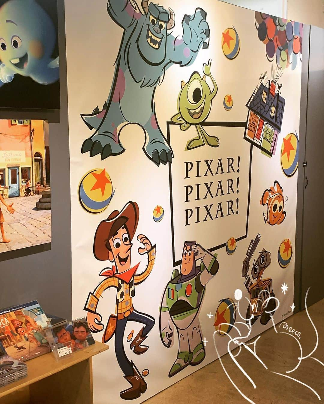 みーこさんのインスタグラム写真 - (みーこInstagram)「PIXAR! PIXAR! PIXAR!の内覧会にご招待いただきました🥰 素敵なご機会をいただきありがとうございます！ ⁡ 大好きな作品に囲まれてとても幸せでした〜！ まだまだコーデイラストを描いていない作品もたくさんあるので、全然手が追いついていないのですが、もっともっと描いていきたいなあと思いました🤤💕 ⁡ 開催中も毎日とても暑そうなので、いらっしゃる方は水分補給など気をつけて楽しんでください🍹✨ ⁡ 2022年8月3日(水)〜15日(月) 小田急百貨店新宿店 ⁡ @pppofficialpr  ⁡ #pixarpixarpixar #ピクサーピクサーピクサー #ピクサー展 #pr  #pixar #ピクサー #disney #ディズニー #ファンアート #fanart」8月3日 14時34分 - meecosme