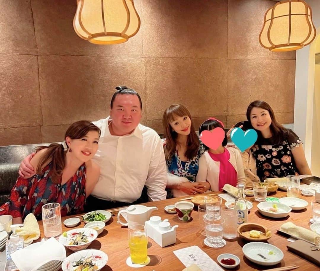 神田うのさんのインスタグラム写真 - (神田うのInstagram)「葉山BBQがキャンセルになってしまったので😭一緒に行く予定だったメンバー達💕と都内でお食事☺️🥢  紗代子ちゃん💕いらっしゃれず残念でしたが親方💕はいらして下さりとーーっても楽しい時間でした🤣🤣🤣  来年の断髪式が楽しみで仕方がない🤣❣️  親方❣️『ごっつあんでした‼️』  @yokozuna_hakuho  @emisugiyama530  @chiakiimaimerci  @chie_imai_info  @tanakada_nishiazabu   #十三代#宮城野親方#宮城野翔親方#六十九代横綱#白鵬#料理家#イベントプロデューサー#杉山絵美 さん#chieimai#代表取締役社長#今井千晶 ちゃん#神田うの#unokanda#親子ディナー#田中田#田中田西麻布」8月3日 14時42分 - unokandaofficial