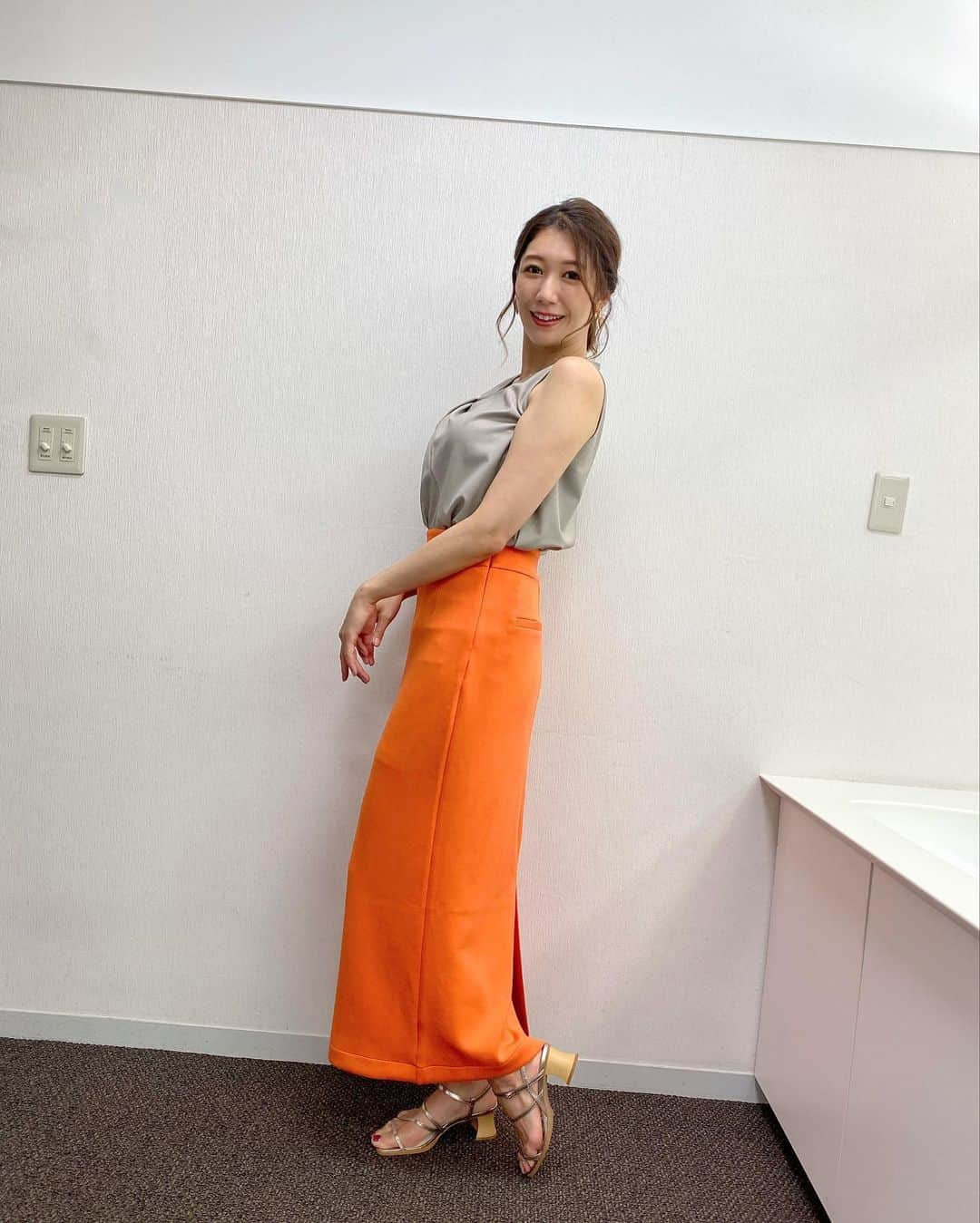 穂川果音さんのインスタグラム写真 - (穂川果音Instagram)「火曜アベプラの衣装👗 とにかく危険な暑さが続いています💦 今日もこまめな水分補給を心がけてお過ごしください😊  👗とにかく暑さ対策をーーー！ ピッタリしすぎない服で、首回りがあいてる服で通気性よくしてくださいね！  #アベプラ　#気象予報士　#明日コレ着よコーデ　　#ほかのん #fashion #cordinate  　#ファッション #猛暑日コーデ　 　#fashion #cordinate #weatherreport #お天気コーデ 　　#8月コーデ　#衣装 　#アナウンサーコーデ　　#夏コーデ　#ブラウスコーデ　#タイトスカートコーデ  　#夏色コーデ　#お天気キャスター　 #weatherforecast #お天気お姉さんコーデ 　#170センチコーデ」8月3日 15時43分 - hokawakanonn