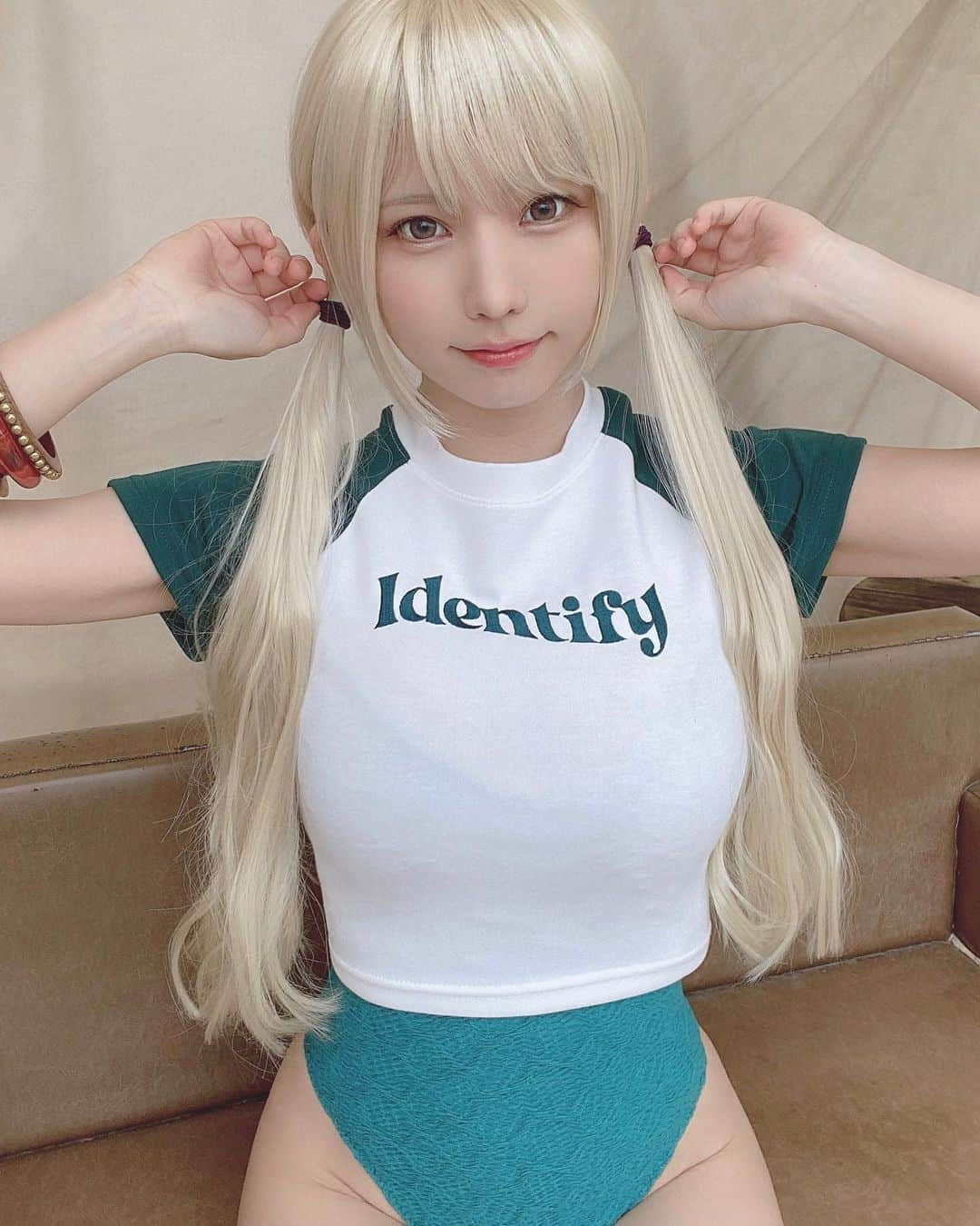 えなこさんのインスタグラム写真 - (えなこInstagram)「Tシャツの下には…😳✨  ただいま発売中の『漫画アクション』表紙＆巻頭です🌱」8月3日 18時32分 - enakorin