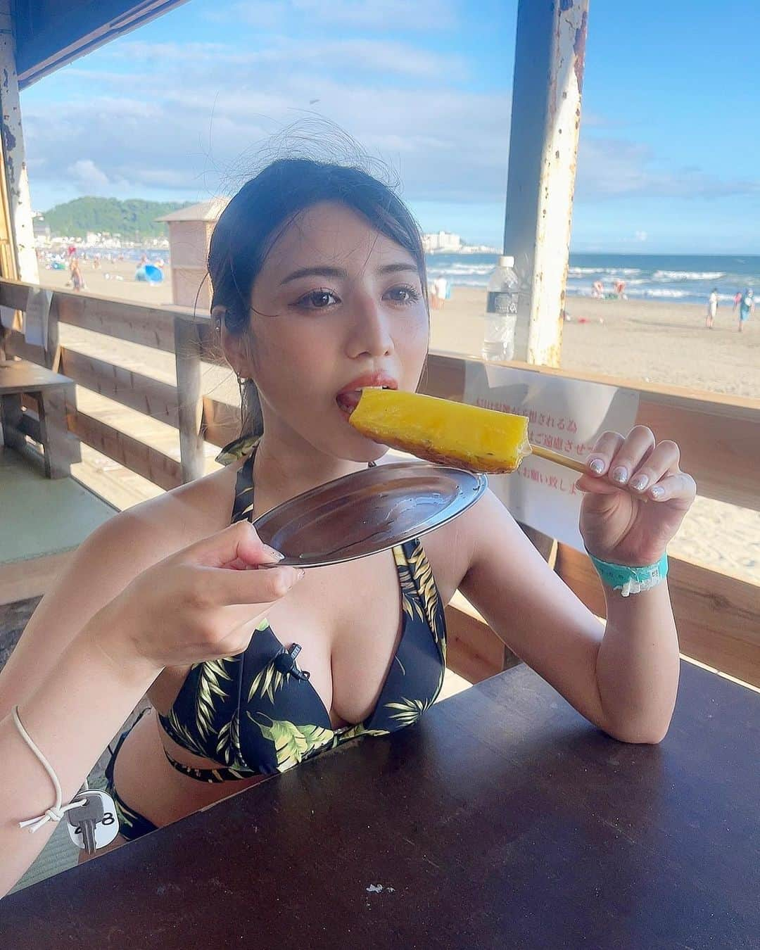 御子柴かなさんのインスタグラム写真 - (御子柴かなInstagram)「無心で食べてます🍍 （顔が砂まみれ😇）」8月3日 18時46分 - kanakana2510