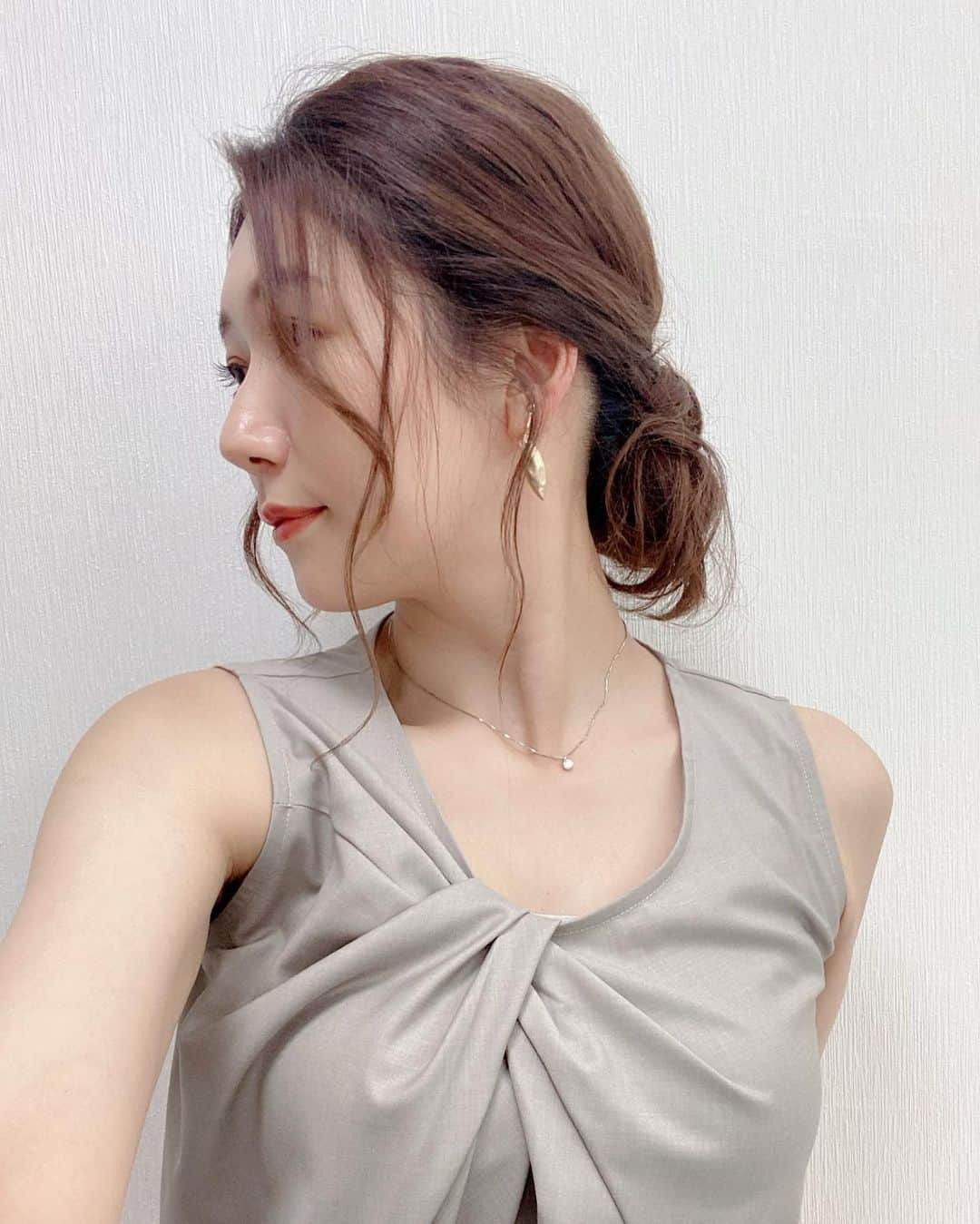 穂川果音さんのインスタグラム写真 - (穂川果音Instagram)「hairstyle  緩めのアップヘアだよ〜  #hairstyle #hairarrange #アップヘア　#アベプラ　#abematv #アップスタイル　#イヤリング　#earrings   #穂川果音  #気象予報士　#下めアップ  #綺麗めアレンジ 　#まとめ髪　#お天気キャスター #前髪アレンジ」8月3日 19時18分 - hokawakanonn