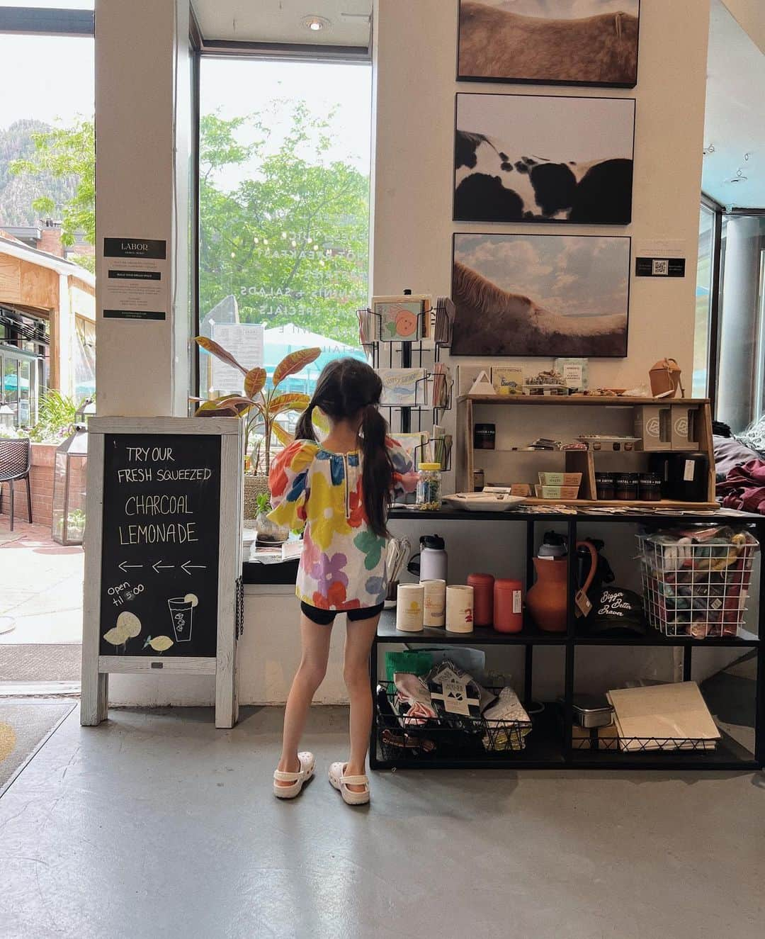 翁安芸さんのインスタグラム写真 - (翁安芸Instagram)「🫶🏻💛🧡❤️💚💙  娘とアスペンのお気に入りカフェへ @localcoffeeaspen ☕️  プリントが可愛い白シャツは、今日から伊勢丹新宿店でポップアップ中の韓国ブランド @edit.seoul のもの🌼🌿  長年editのバッグをコレクションしていますが、時々発売されるお洋服もポップでかわいいんです🌈  ぜひチェックしてみてください💖  Shirt #editseoul  Bottom #bowa  Earrings #vancleefarpels  Necklace #bijoudem   👧🏻 Blouse #stellamccartneykids  Sandals #crocs  #akiweng #momanddaughter #aspen #localcoffee」8月3日 19時46分 - akinyc