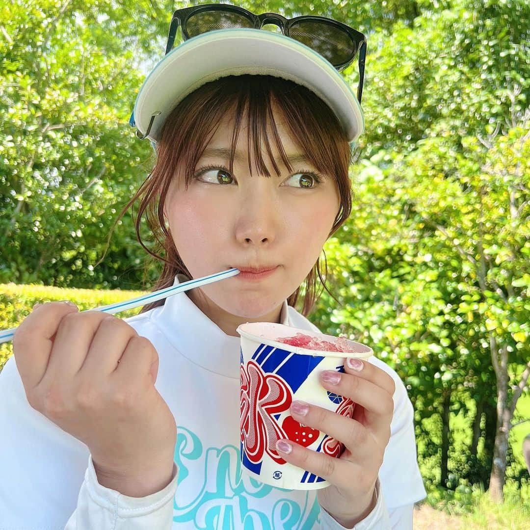 山内鈴蘭さんのインスタグラム写真 - (山内鈴蘭Instagram)「やっぱりイチゴミルクだよね🤭🍧 みんなは何の味がすきぃ〜？😳 ． もう暑くてたまんない！ 今年の夏ゴルフやばいよおお泣 ． 最後の方とか力入らないくらい 暑さにやられてます🥵 ． 水分と氷嚢大事！！ アルコールは水分じゃないからね！って誰かに言われたけど🤣🤣🤣笑 ． ． ． #ゴルフ #ゴルフ女子 #かき氷 #いちごみるく #夏の風物詩 #夏 #夏ゴルフ #ゴルフコーデ #ゴルフ女子コーデ #ゴルフウェア #gorurun #ゴルラン #かきごおり #ゴルフ好き #ゴルフ好きな人と繋がりたい」8月3日 19時46分 - xxsuzuranxx