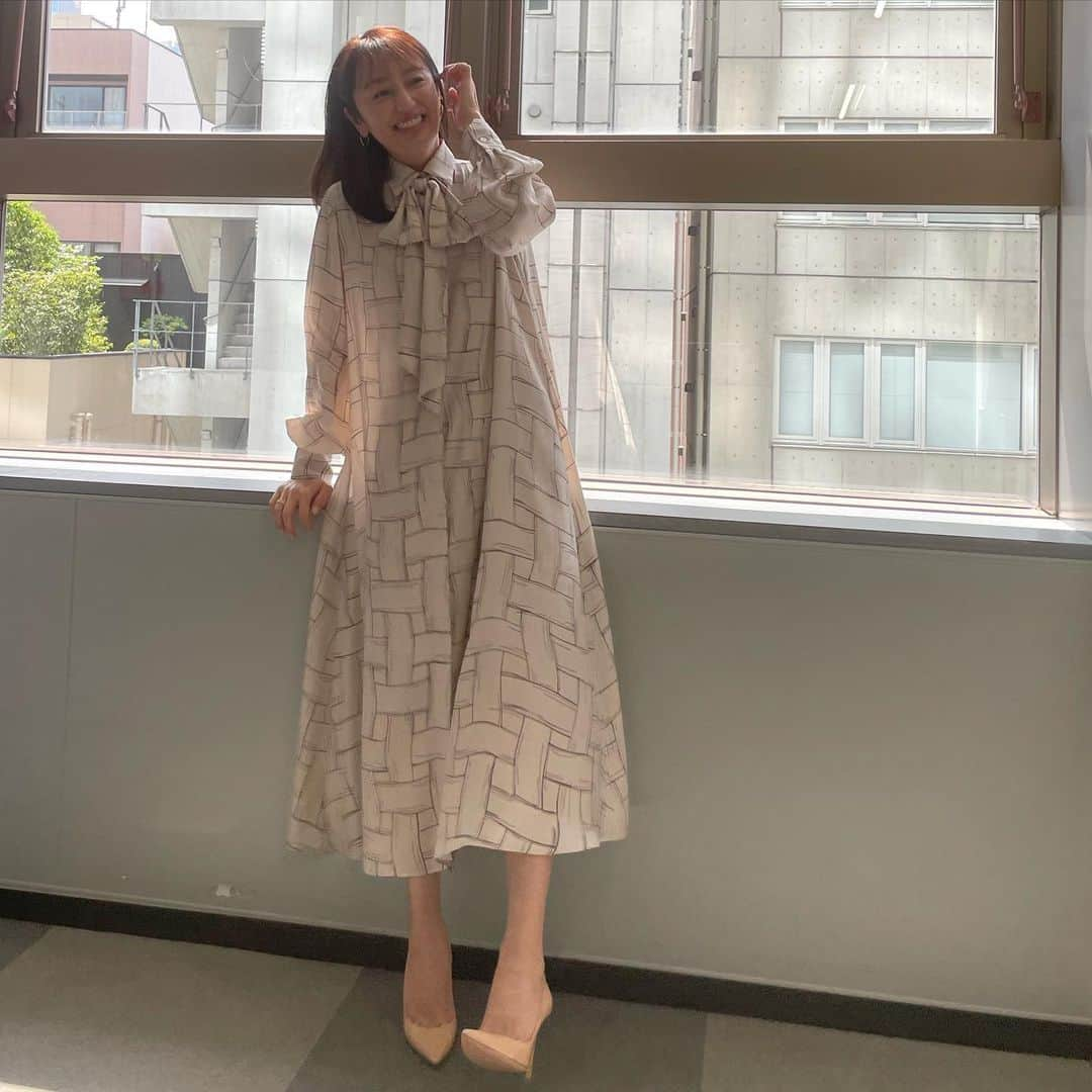 矢田亜希子さんのインスタグラム写真 - (矢田亜希子Instagram)「本日もラヴィット！ ありがとうございました‼︎ 今日は本当に本当のサプライズに感激、感動しました‼︎大好きなシットキングスさん @stkgz_official  がなんと生出演してくださり目の前でパフォーマンスしてくださったのです。。。。 はい、激ヤバでした。もう目で追いきれない程のキレキレのダンスに感動。尊敬。カッコ良すぎました。。。 本当に本当にありがとうございました‼️ #ラヴィット#水曜日#tbs#サプライズ#tver  でもご覧ください‼︎#ラヴィットオリジナルダンスなんて凄すぎる#私ができるのはおそらくラヴィットポーズの箇所のみ #シットキングス さん #stkgz #bluray #9月に新国立劇場行きます#今から楽しみです#helloroomies   本日の衣装は @kiton @pontevecchio_jp」8月3日 20時24分 - akiko_yada